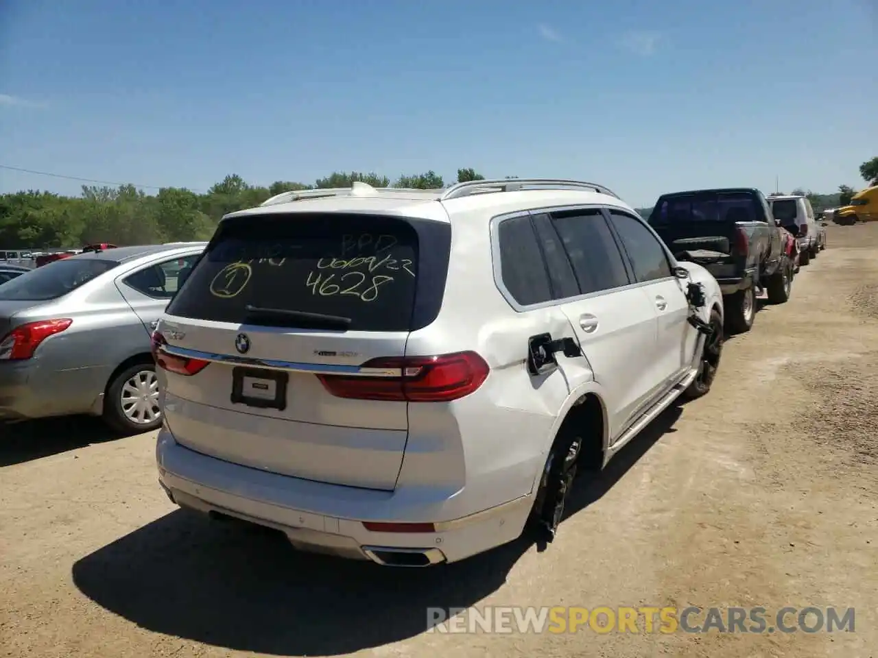 4 Photograph of a damaged car 5UXCW2C00L9B24628 BMW X7 2020