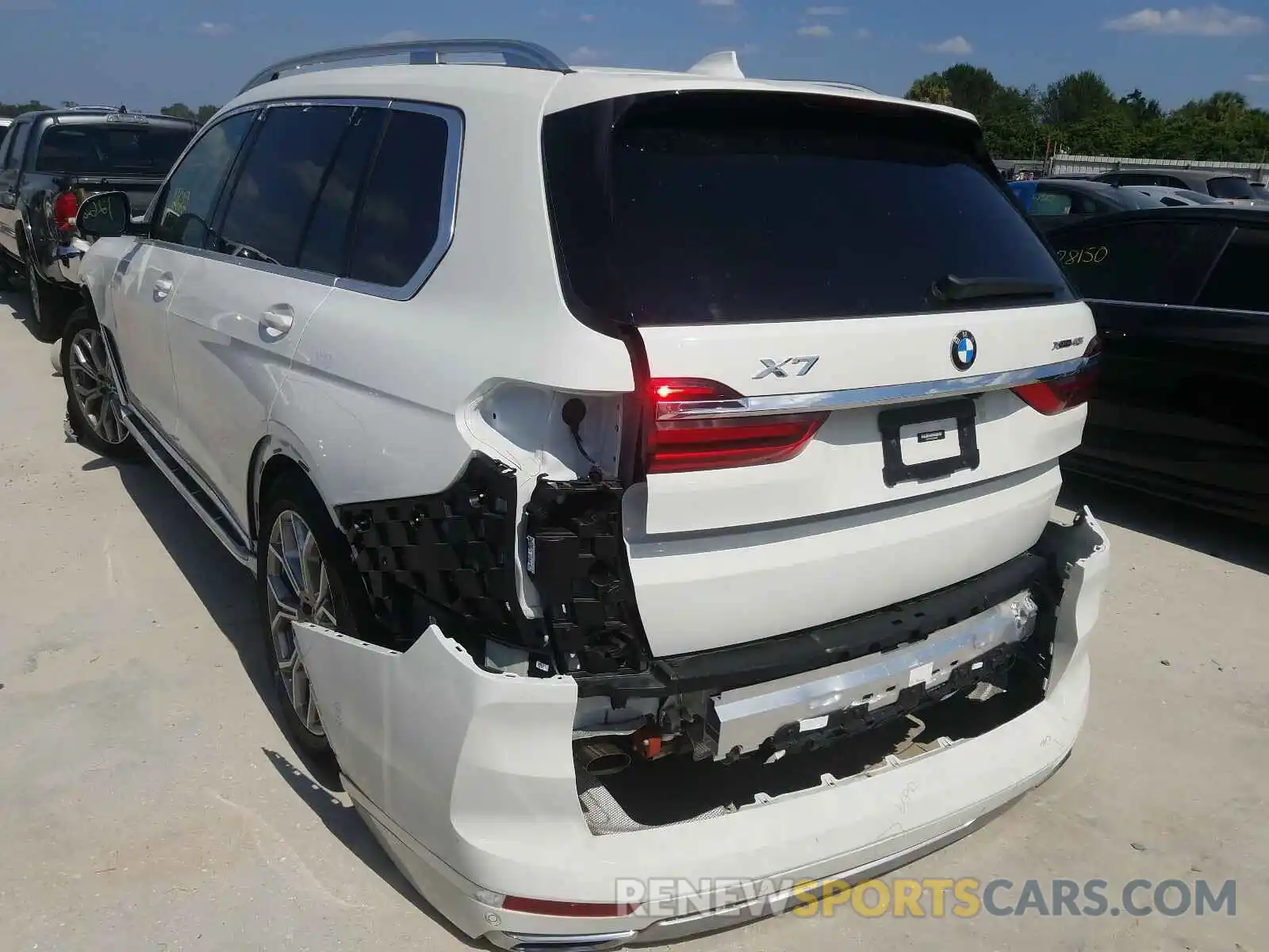 3 Photograph of a damaged car 5UXCW2C01L9B40563 BMW X7 2020
