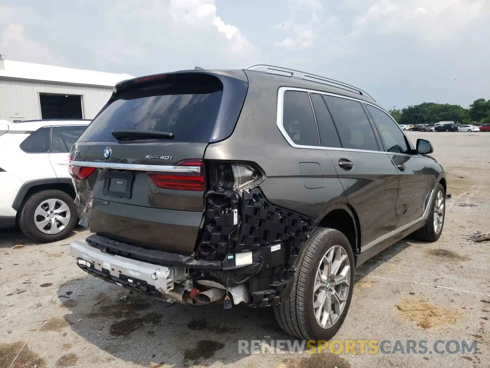 4 Photograph of a damaged car 5UXCW2C01L9C15777 BMW X7 2020