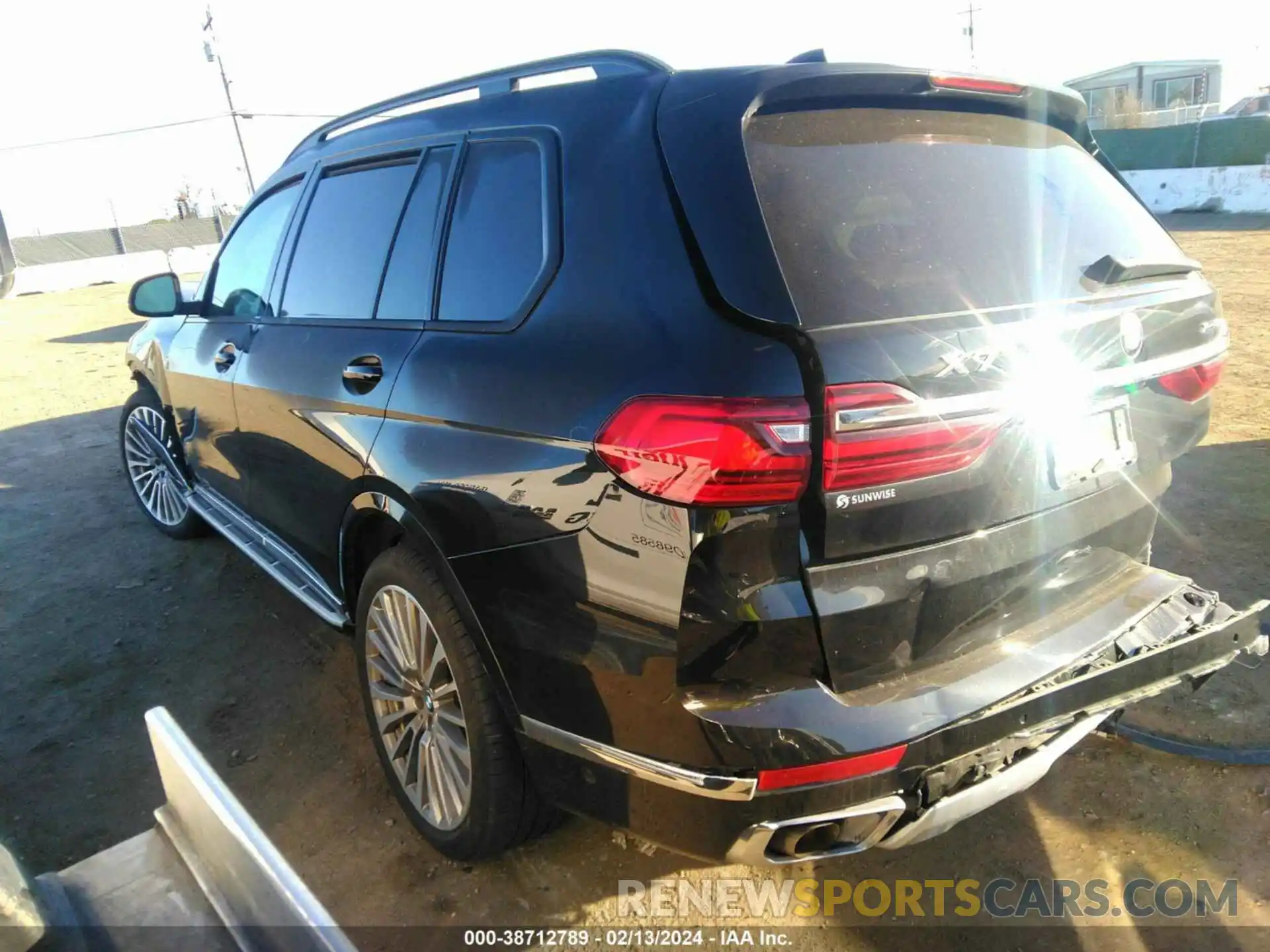 3 Photograph of a damaged car 5UXCW2C01L9C64039 BMW X7 2020