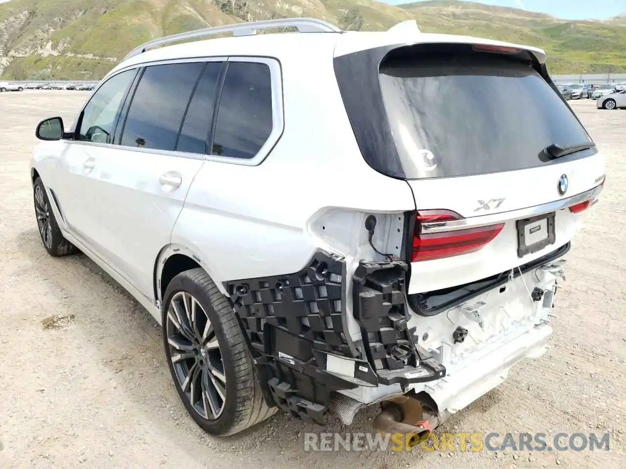 3 Photograph of a damaged car 5UXCW2C02L9A01168 BMW X7 2020