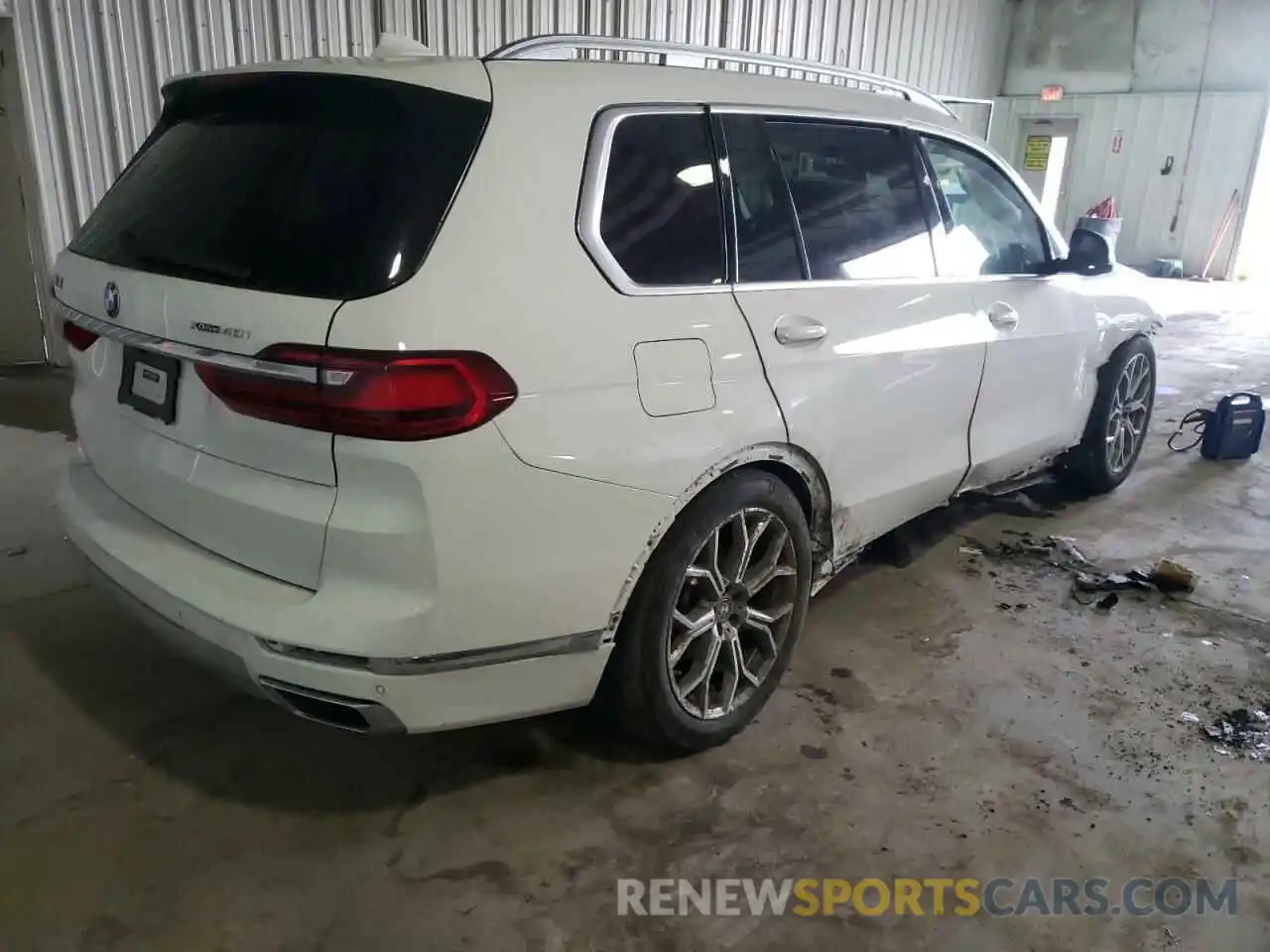 4 Photograph of a damaged car 5UXCW2C03L9A00059 BMW X7 2020