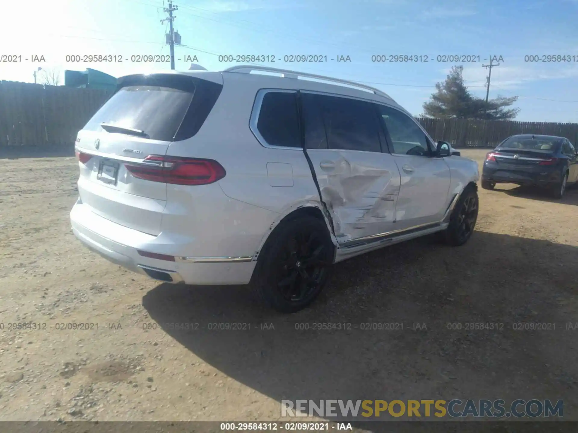 4 Photograph of a damaged car 5UXCW2C03L9A01860 BMW X7 2020