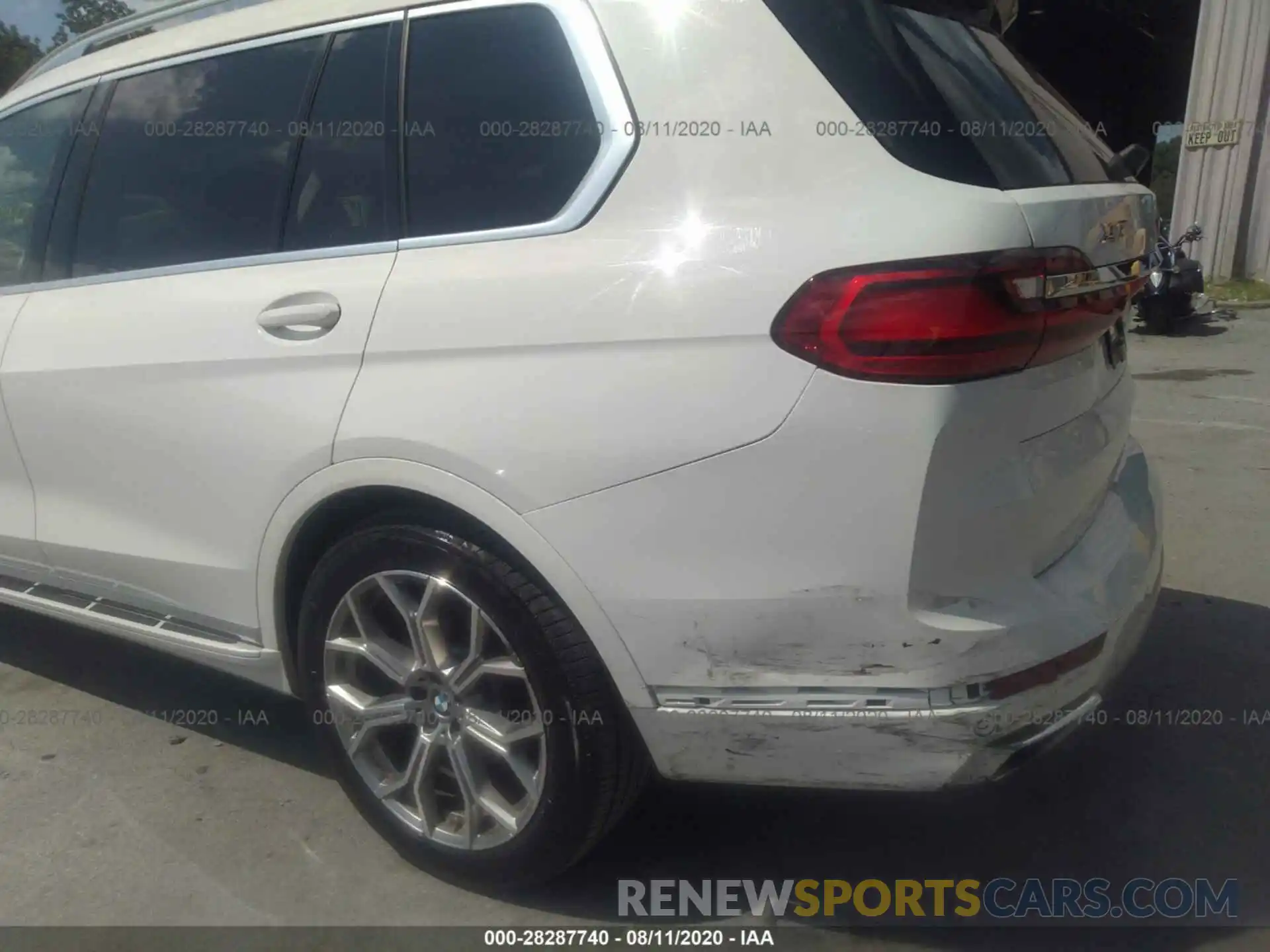 6 Photograph of a damaged car 5UXCW2C03L9B00520 BMW X7 2020