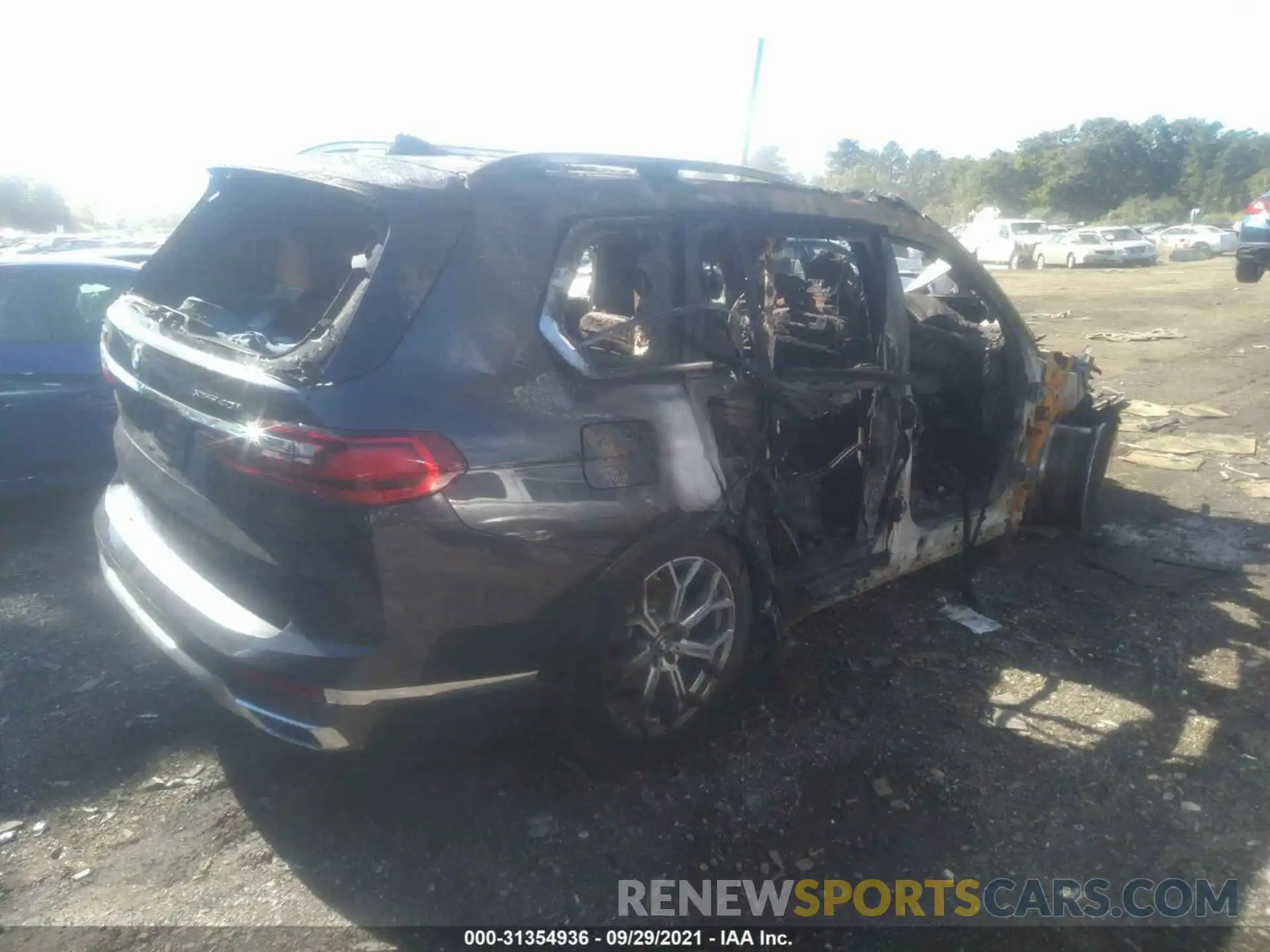 4 Photograph of a damaged car 5UXCW2C03L9B86492 BMW X7 2020