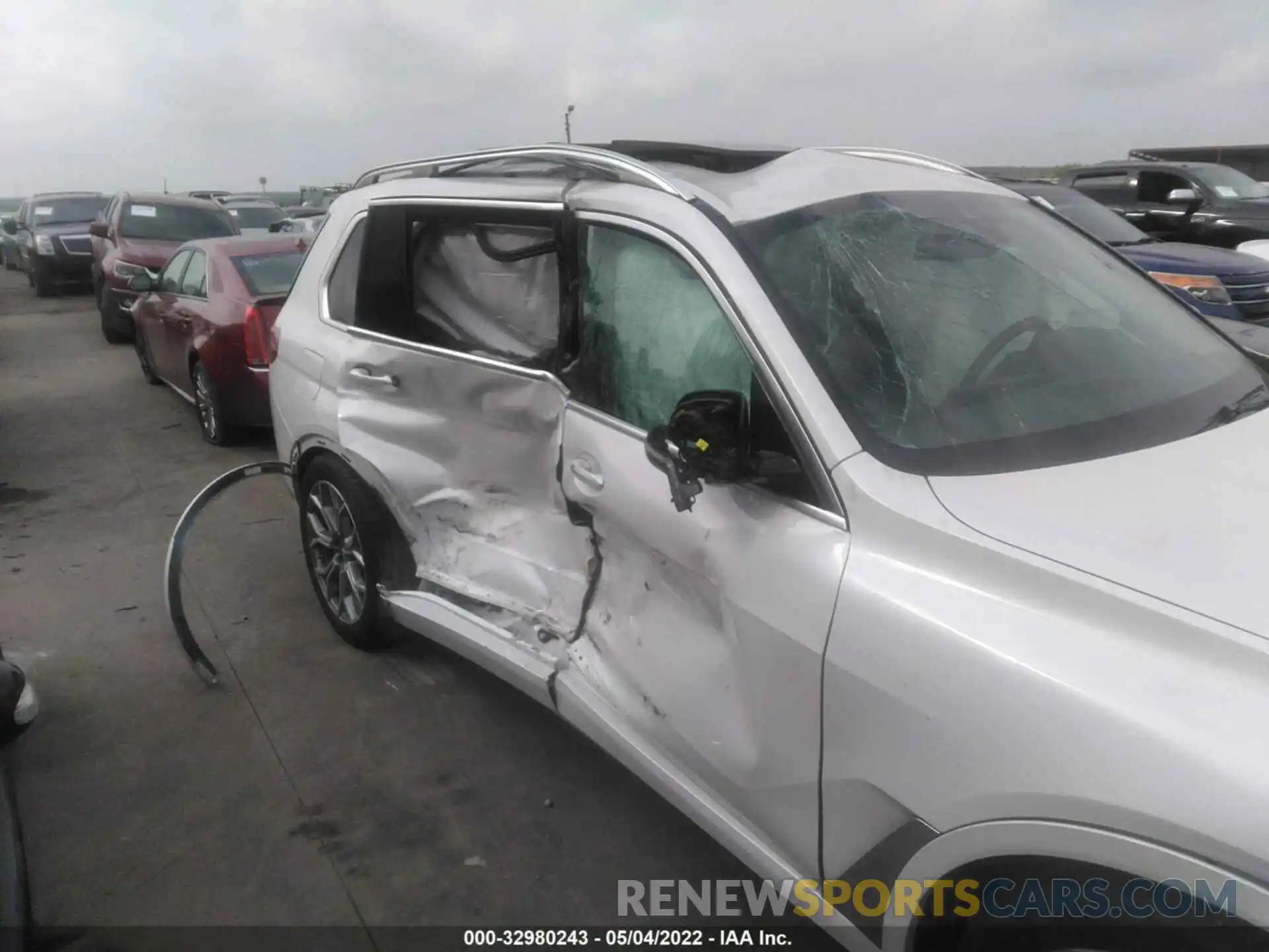 6 Photograph of a damaged car 5UXCW2C03L9C57514 BMW X7 2020