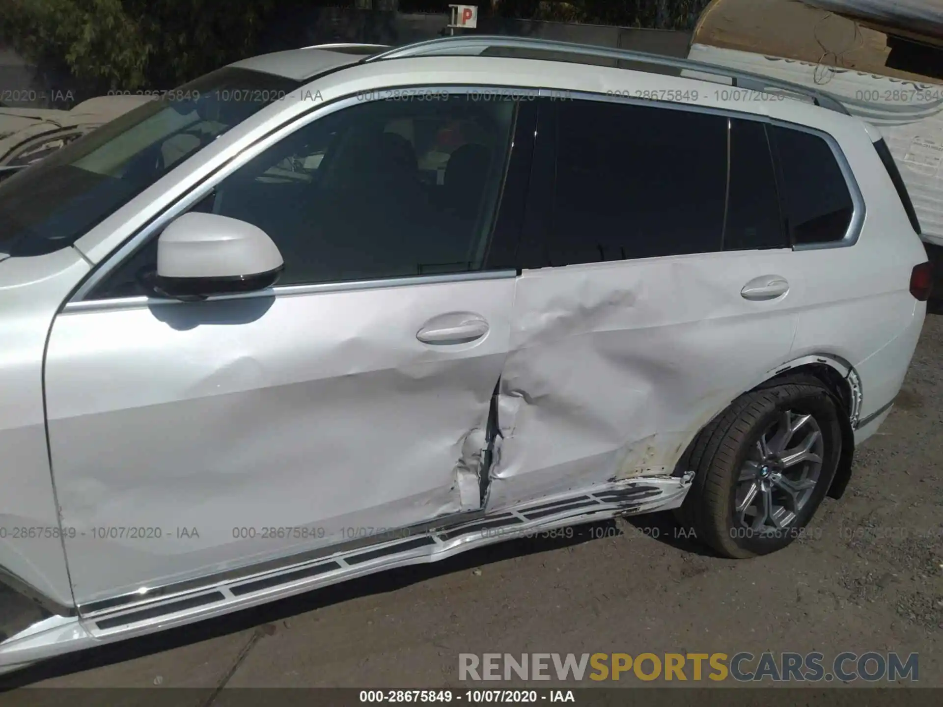 6 Photograph of a damaged car 5UXCW2C04L9A03844 BMW X7 2020