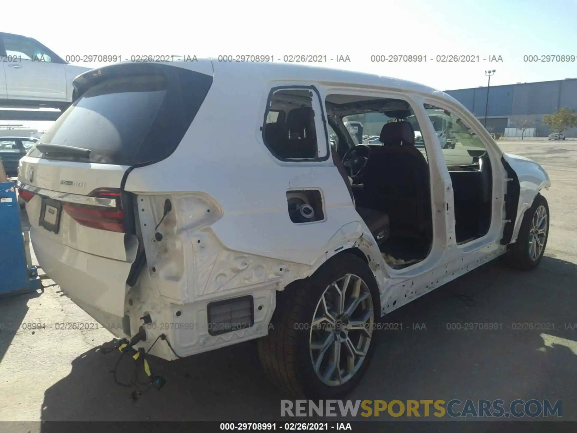 4 Photograph of a damaged car 5UXCW2C04L9B21683 BMW X7 2020