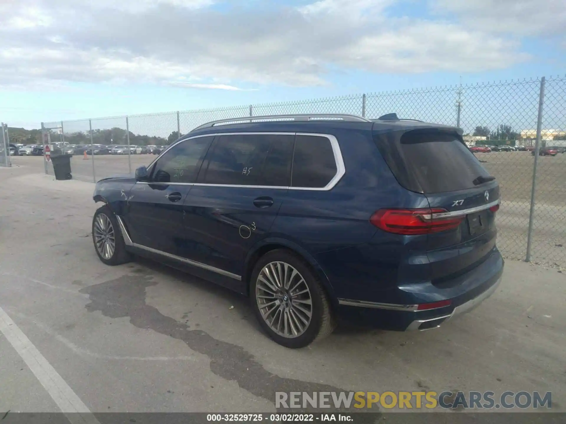 3 Photograph of a damaged car 5UXCW2C05L9A00788 BMW X7 2020