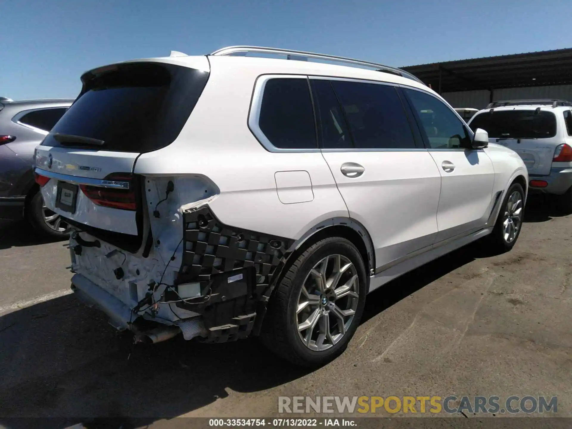 4 Photograph of a damaged car 5UXCW2C06L9B56564 BMW X7 2020