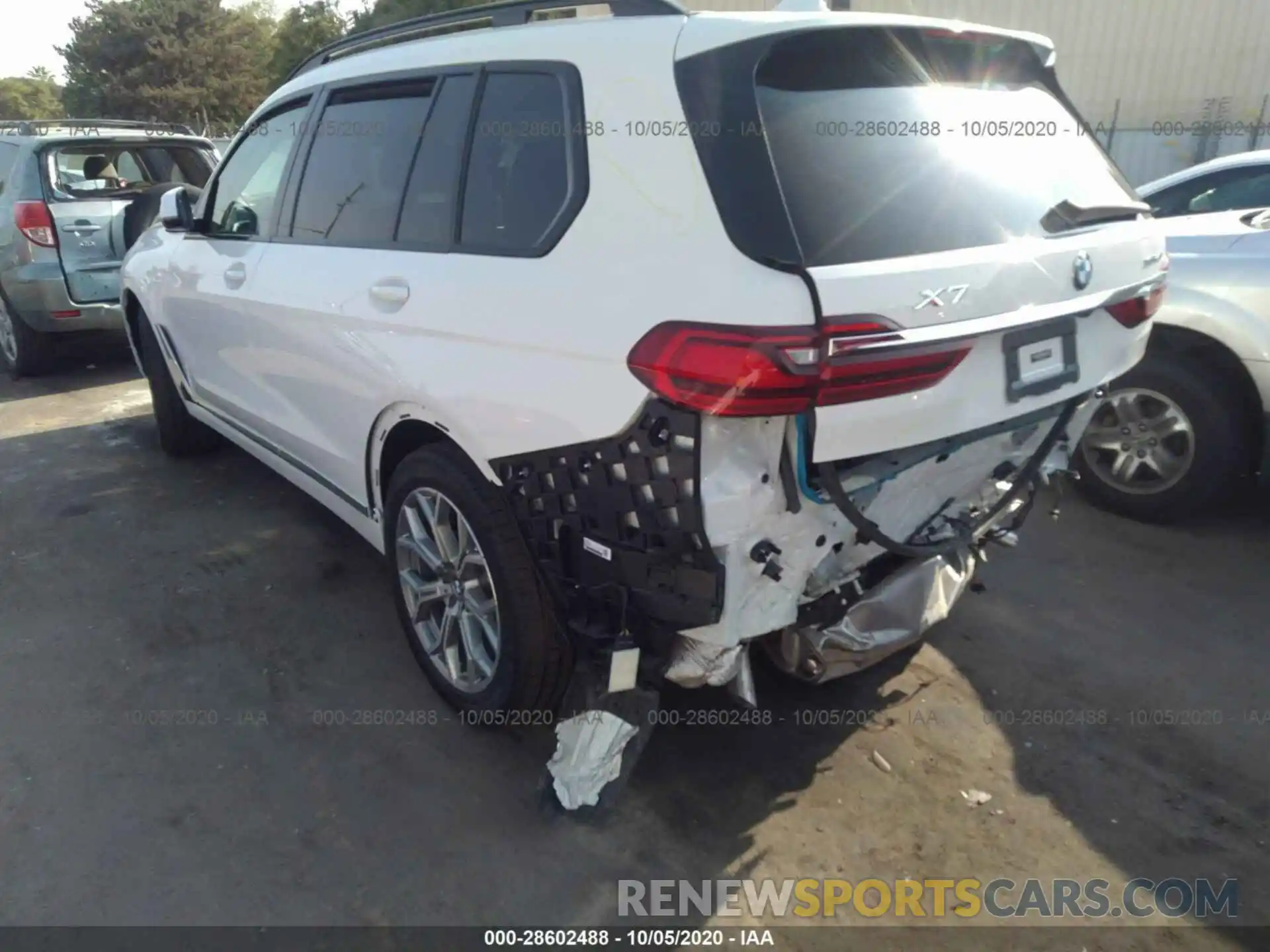 3 Photograph of a damaged car 5UXCW2C06L9C69060 BMW X7 2020