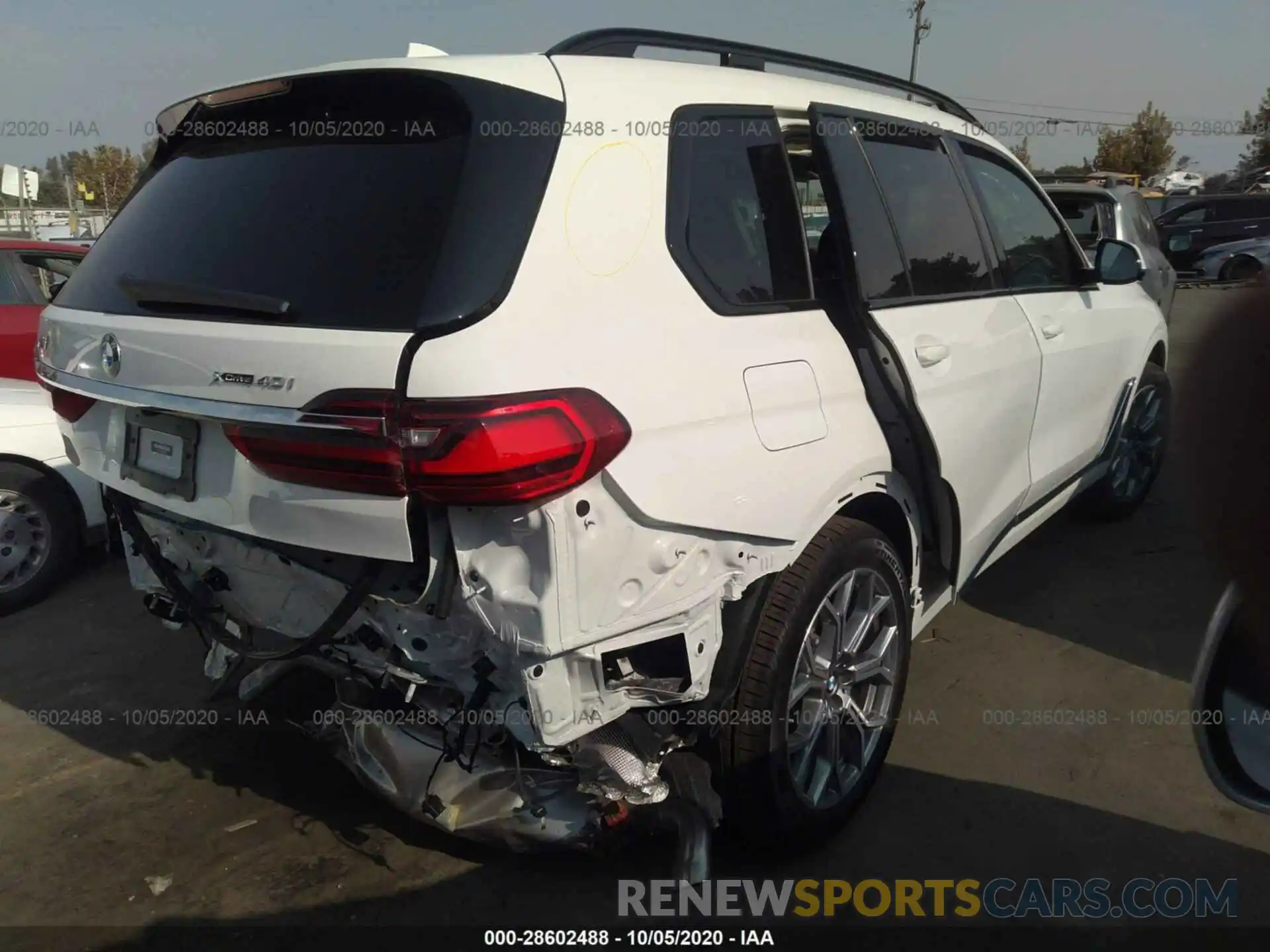 4 Photograph of a damaged car 5UXCW2C06L9C69060 BMW X7 2020
