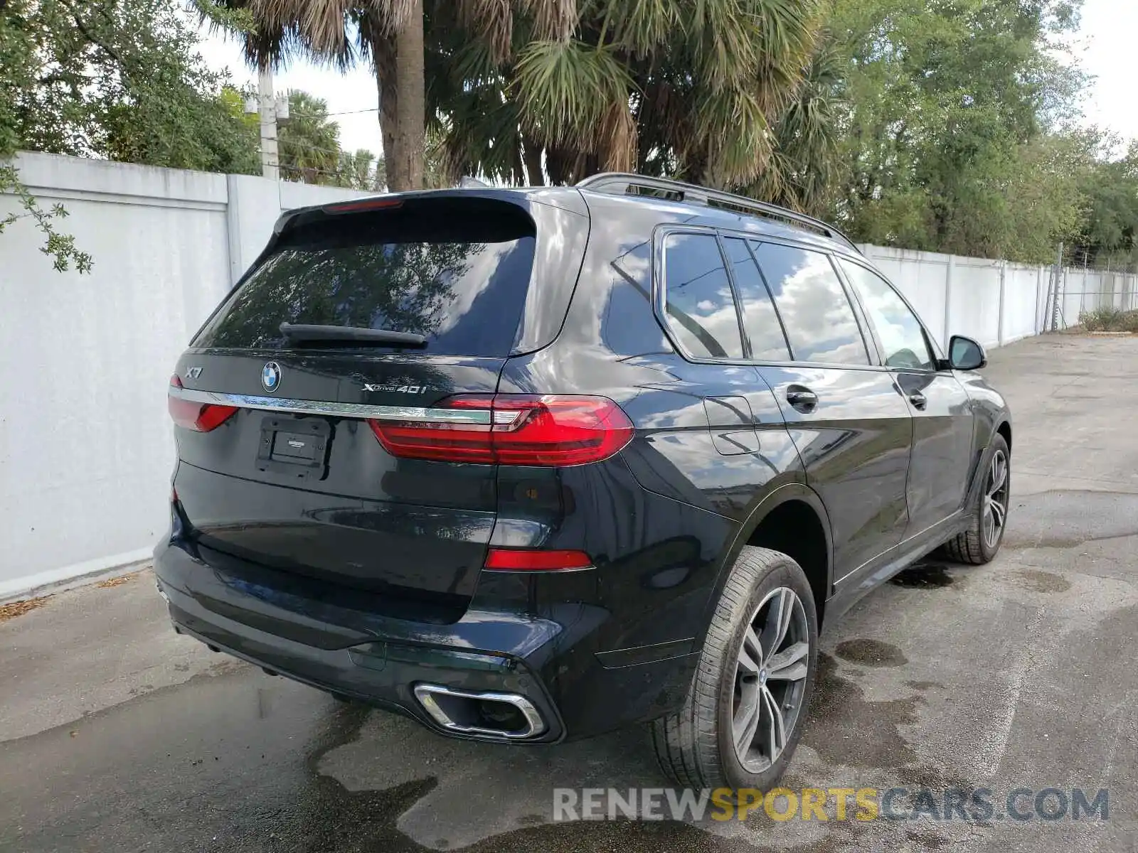 4 Photograph of a damaged car 5UXCW2C07L9C11300 BMW X7 2020