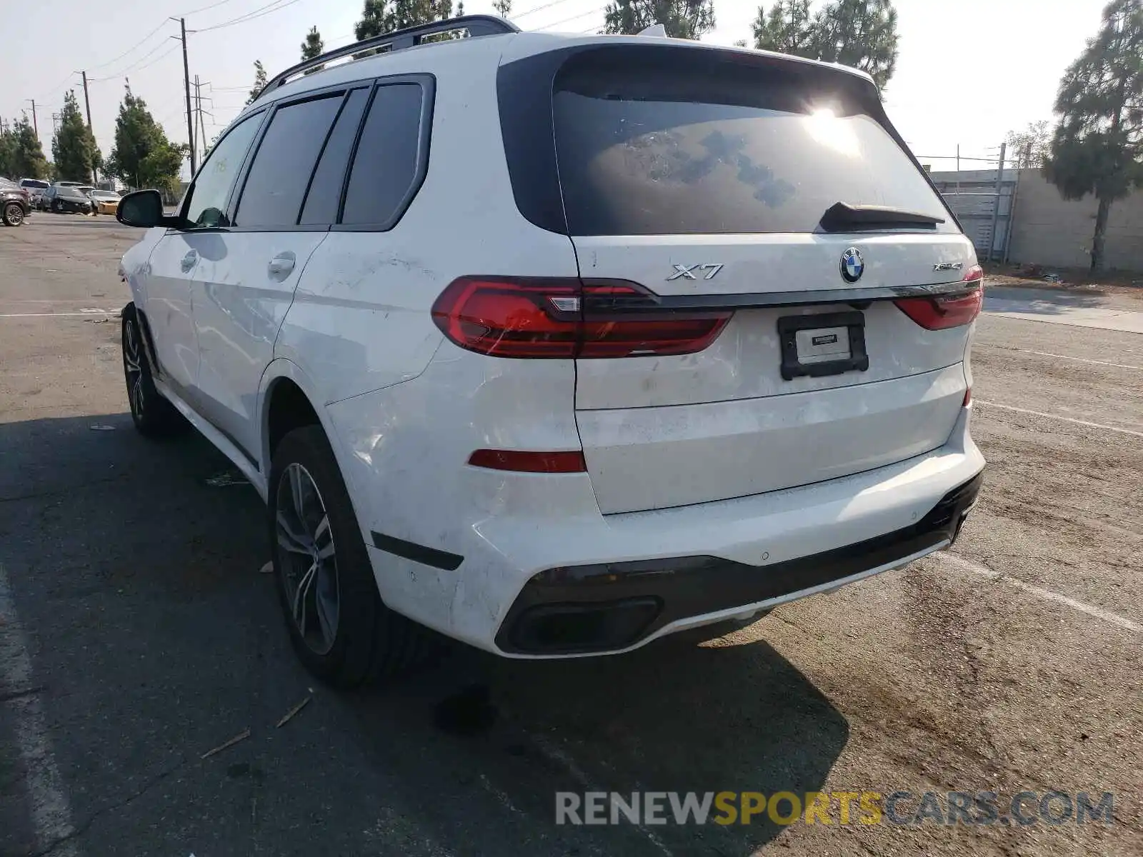 3 Photograph of a damaged car 5UXCW2C0XL9B01597 BMW X7 2020