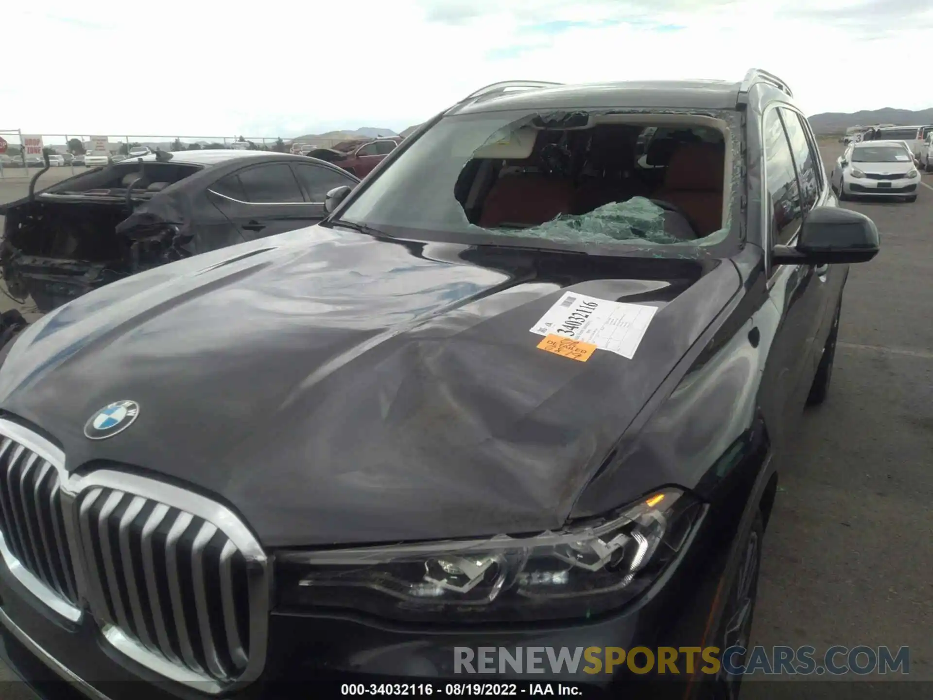 6 Photograph of a damaged car 5UXCW2C0XL9B03205 BMW X7 2020