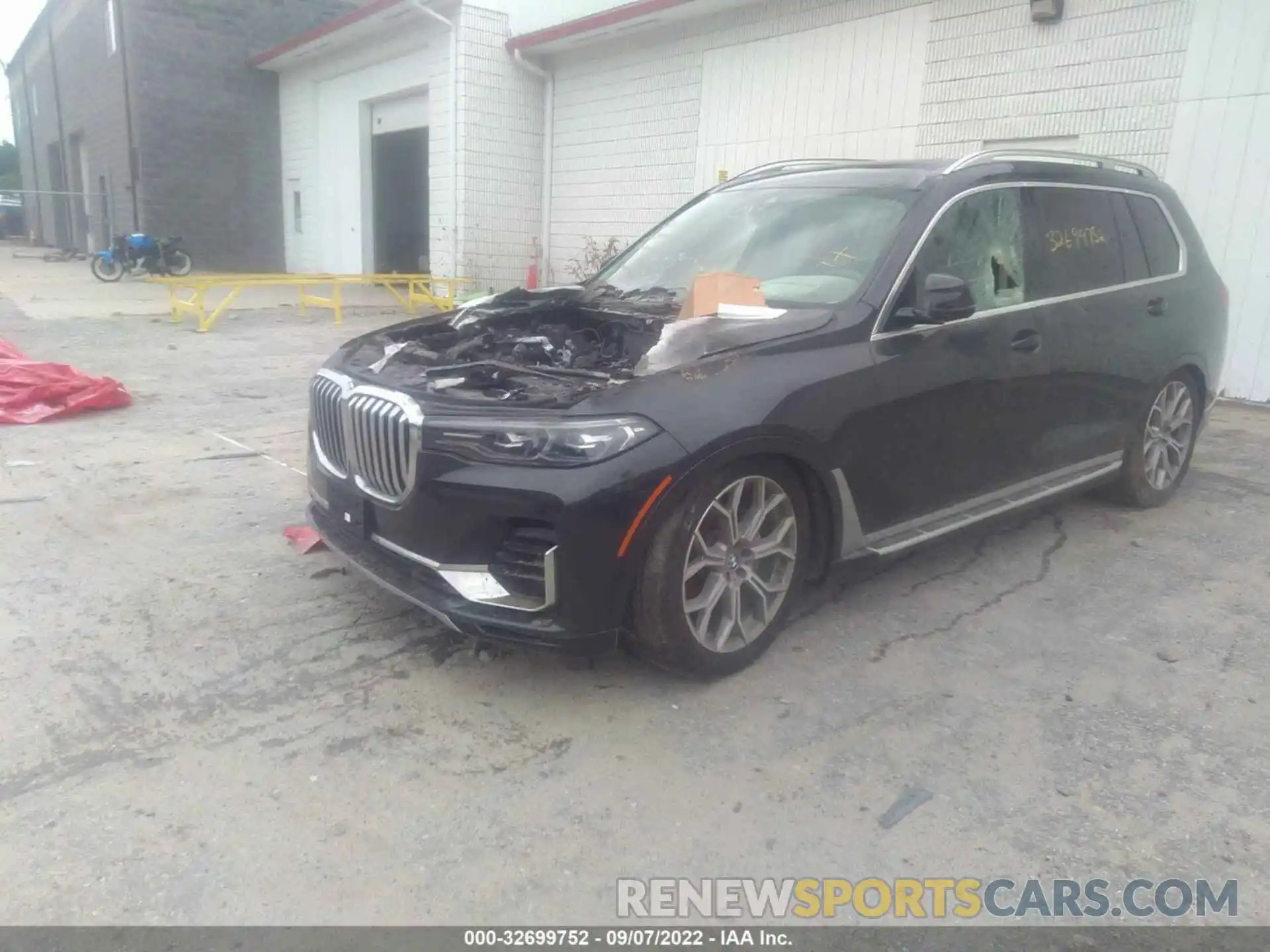 2 Photograph of a damaged car 5UXCW2C0XL9B38388 BMW X7 2020