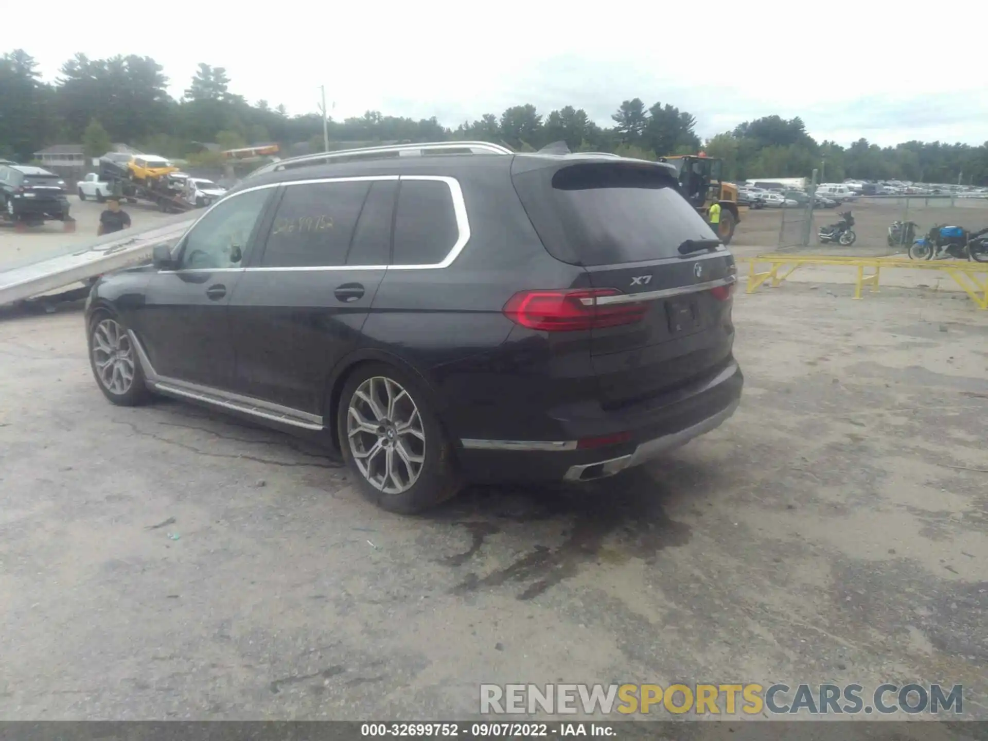 3 Photograph of a damaged car 5UXCW2C0XL9B38388 BMW X7 2020