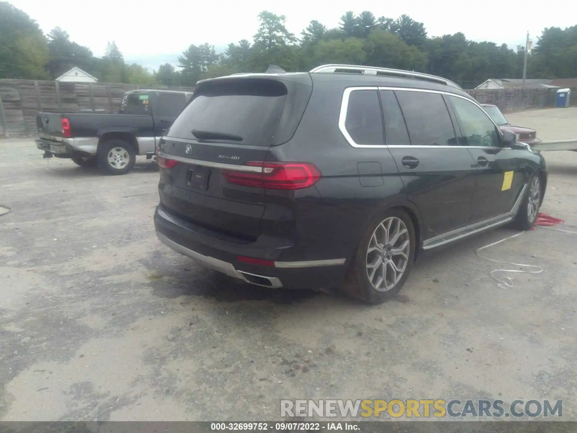 4 Photograph of a damaged car 5UXCW2C0XL9B38388 BMW X7 2020