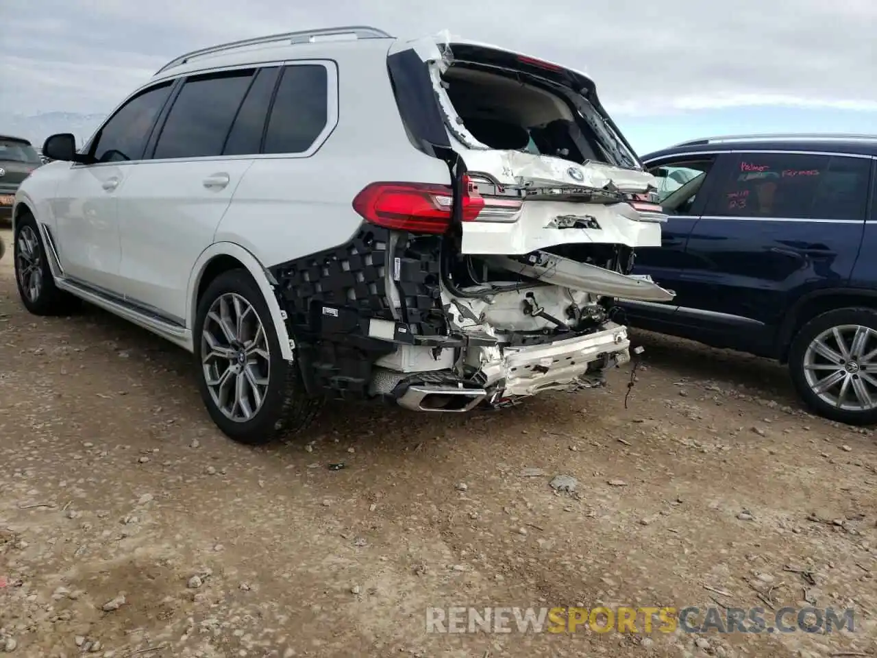 3 Photograph of a damaged car 5UXCX4C09LLS39334 BMW X7 2020