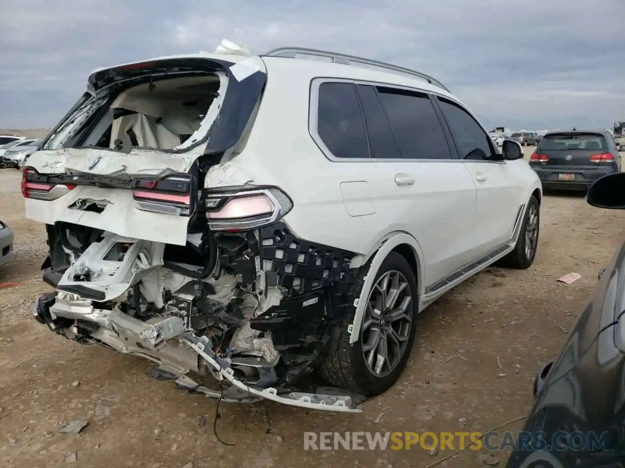 4 Photograph of a damaged car 5UXCX4C09LLS39334 BMW X7 2020