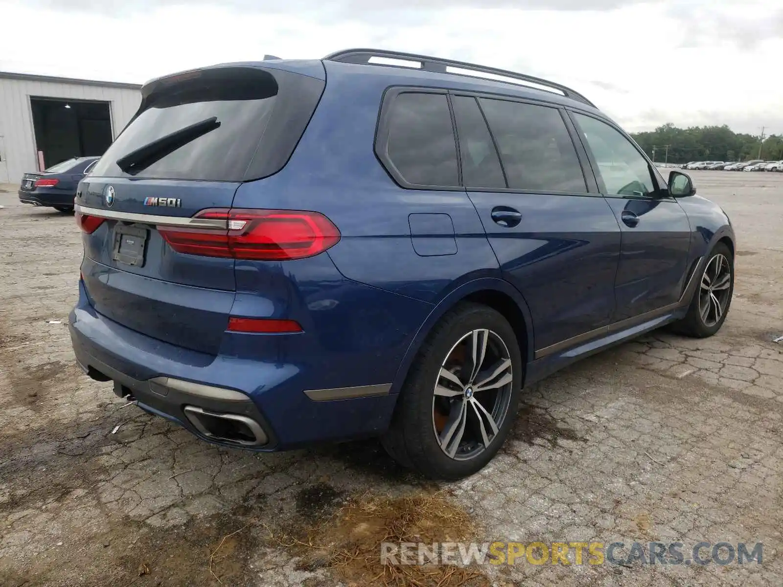 4 Photograph of a damaged car 5UXCX6C07LLE35335 BMW X7 2020