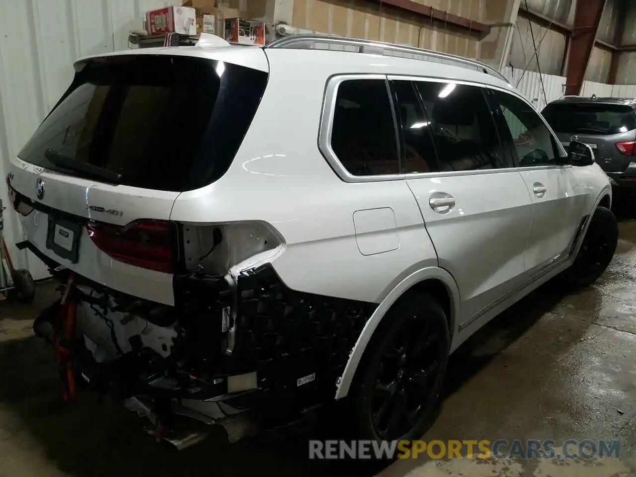 4 Photograph of a damaged car 5UXCW2C00M9E05894 BMW X7 2021