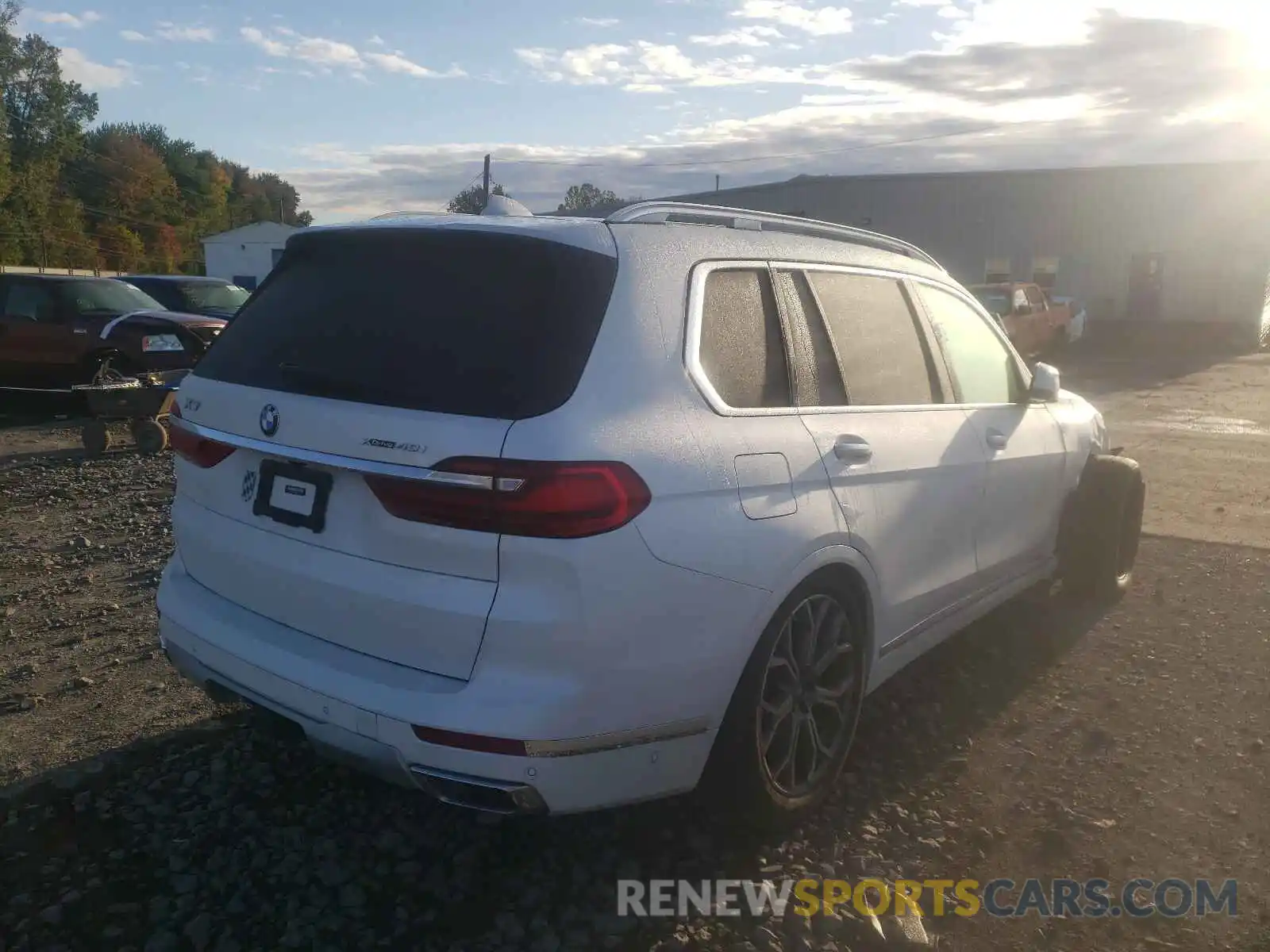 4 Photograph of a damaged car 5UXCW2C00M9E35557 BMW X7 2021