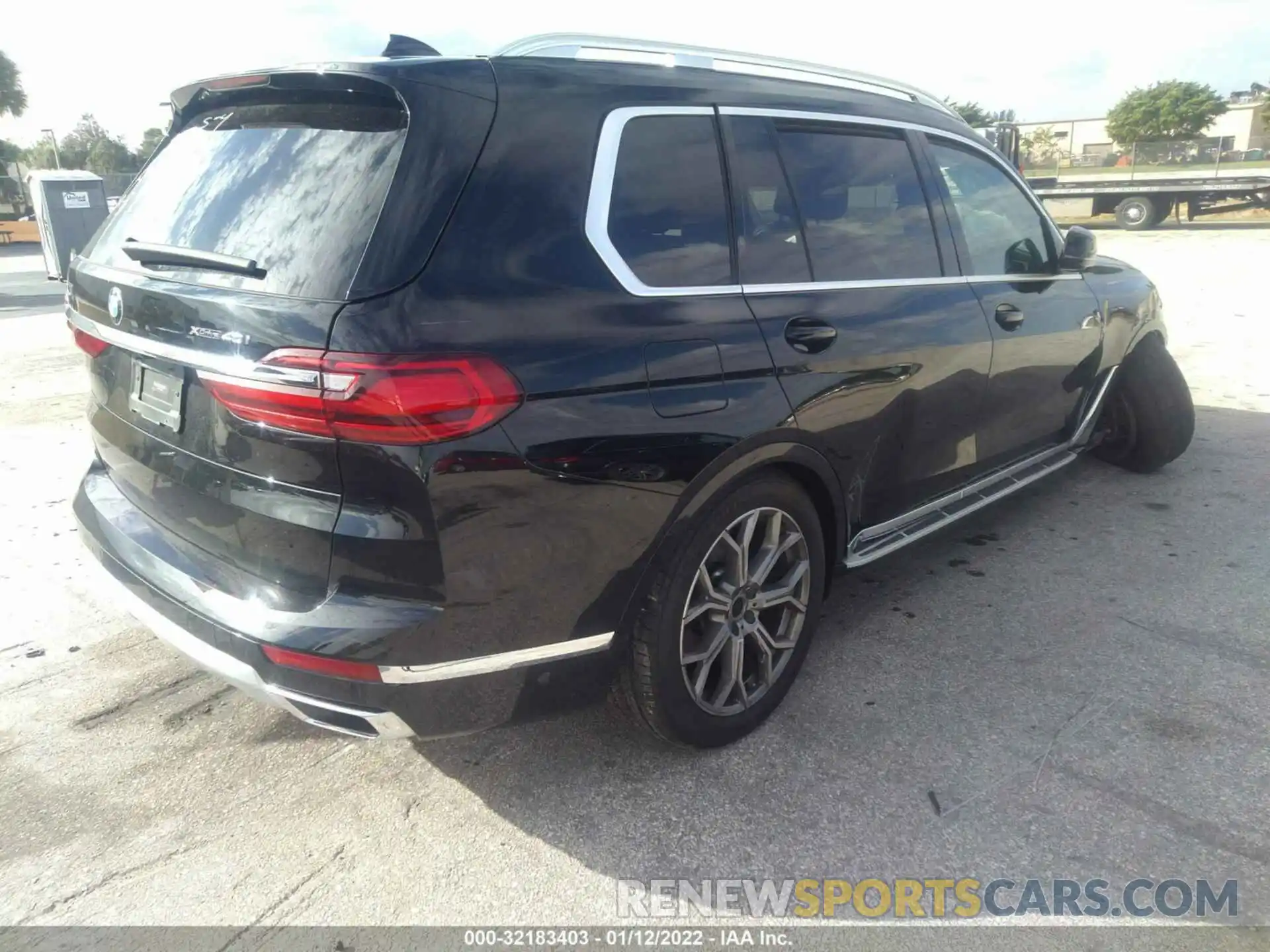 4 Photograph of a damaged car 5UXCW2C00M9E85956 BMW X7 2021