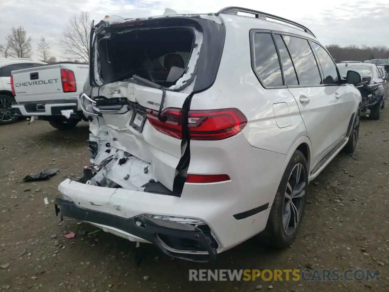 4 Photograph of a damaged car 5UXCW2C00M9F85376 BMW X7 2021