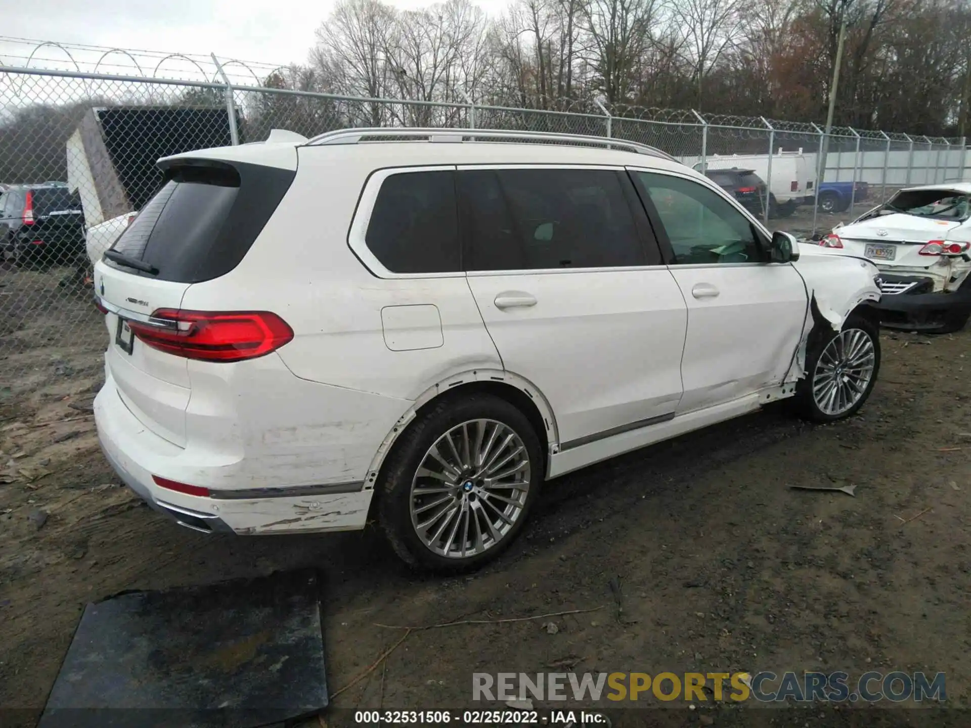 4 Photograph of a damaged car 5UXCW2C00M9G44037 BMW X7 2021