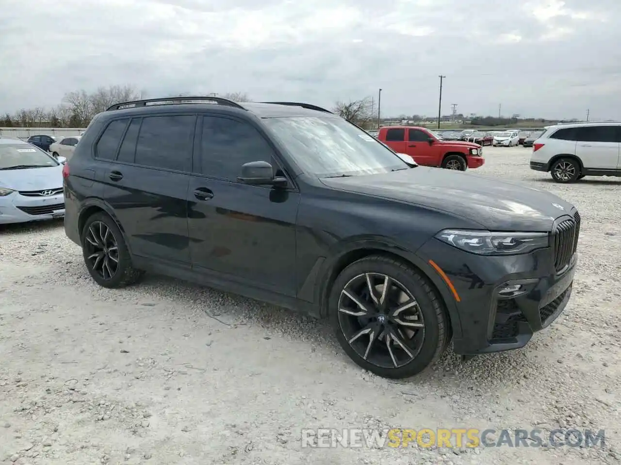 4 Photograph of a damaged car 5UXCW2C00M9G95585 BMW X7 2021