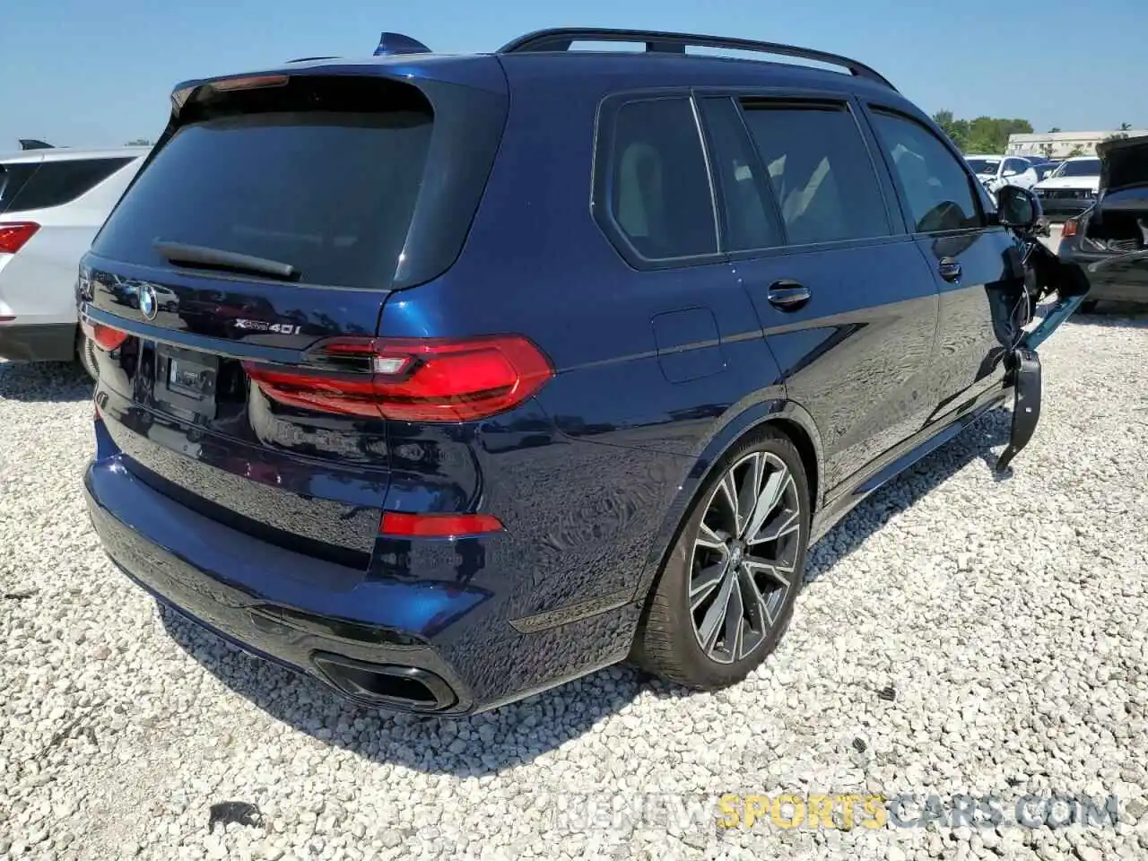 4 Photograph of a damaged car 5UXCW2C00M9H51976 BMW X7 2021