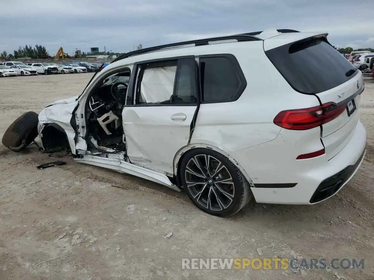 2 Photograph of a damaged car 5UXCW2C01M9E21621 BMW X7 2021