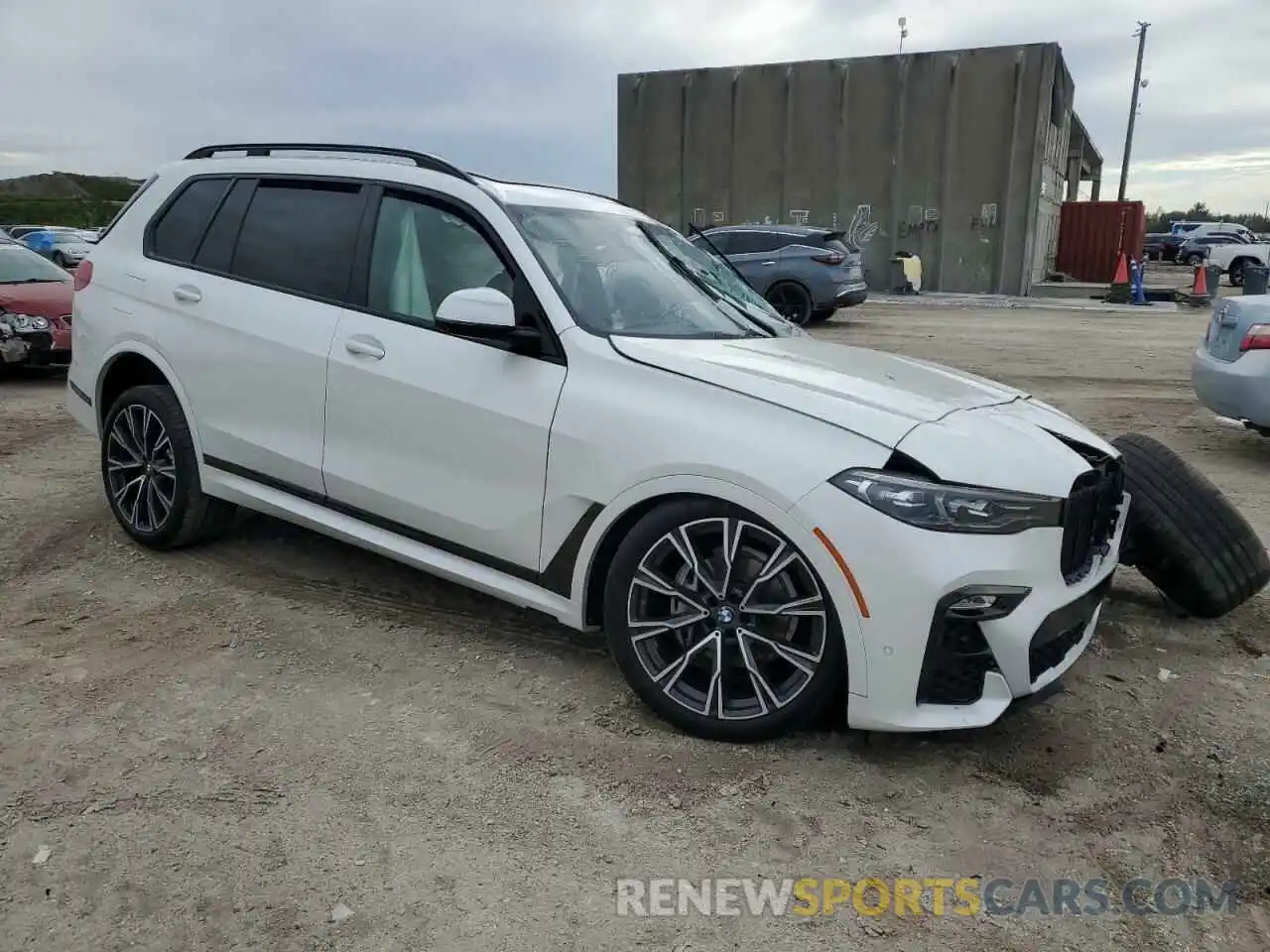 4 Photograph of a damaged car 5UXCW2C01M9E21621 BMW X7 2021