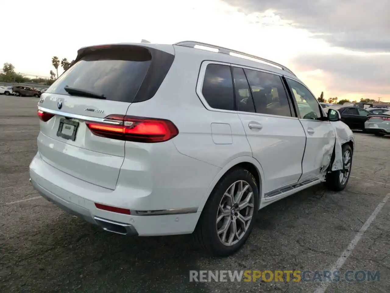 4 Photograph of a damaged car 5UXCW2C01M9F67274 BMW X7 2021