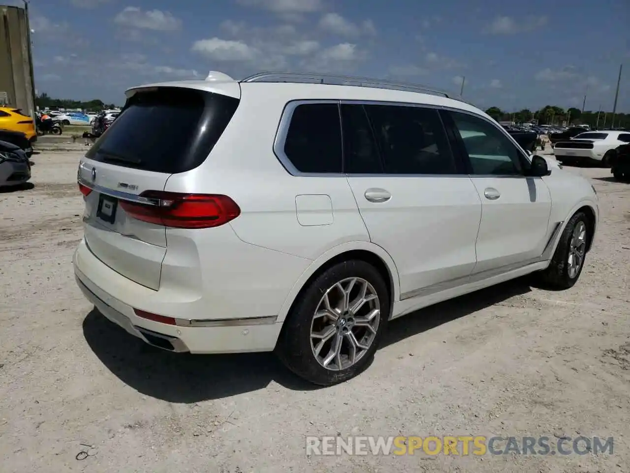 4 Photograph of a damaged car 5UXCW2C01M9H45894 BMW X7 2021