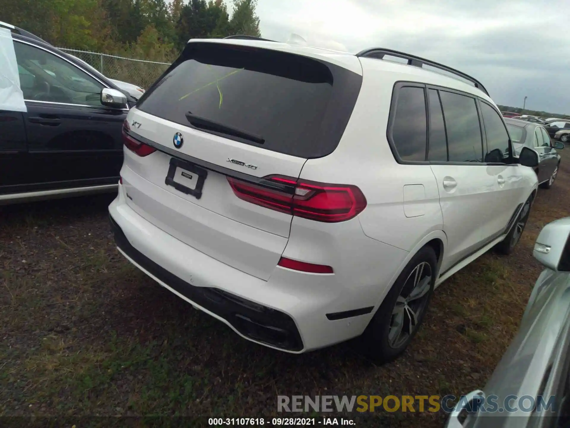 4 Photograph of a damaged car 5UXCW2C02M9E17397 BMW X7 2021