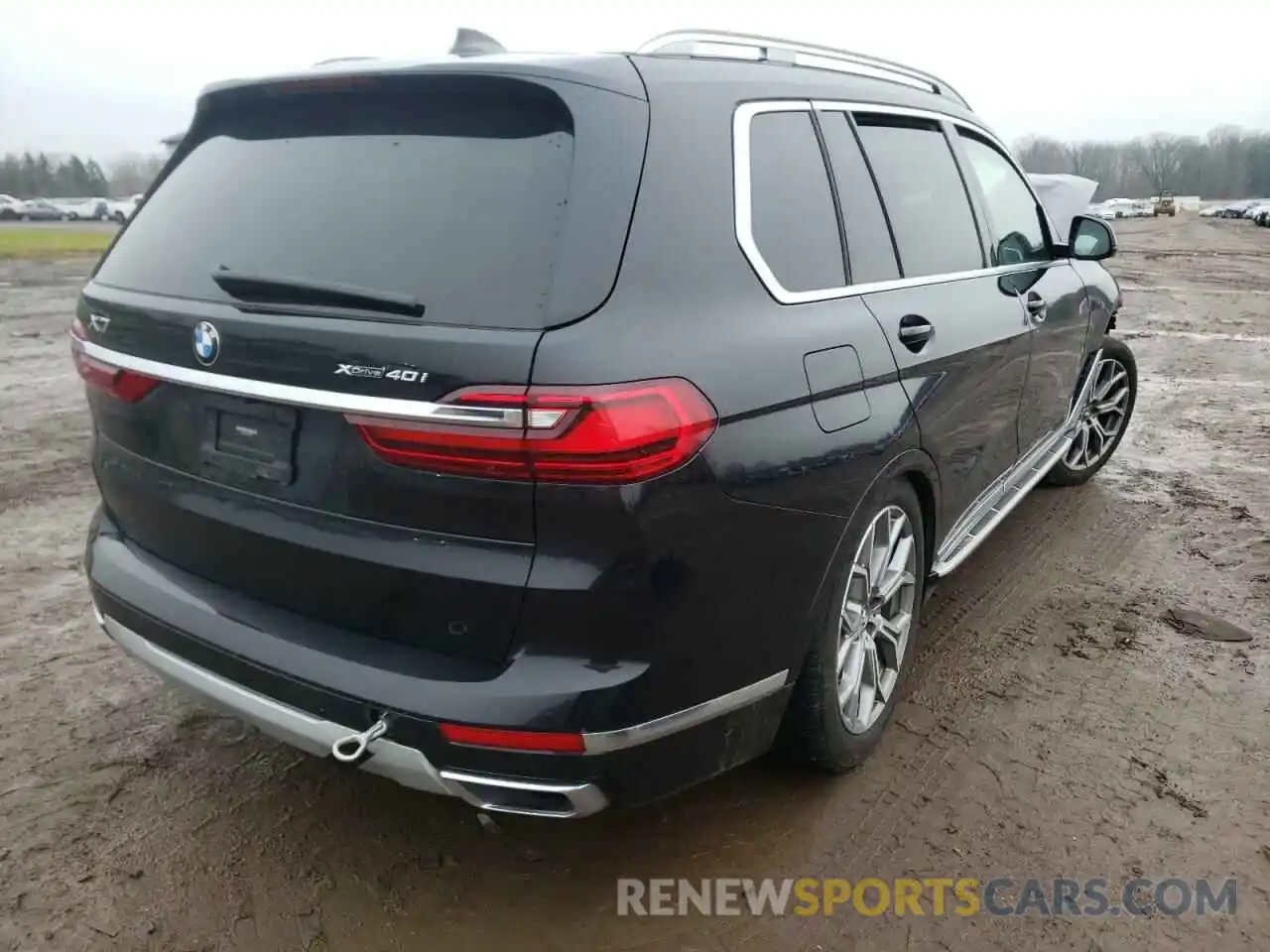 4 Photograph of a damaged car 5UXCW2C02M9F32727 BMW X7 2021