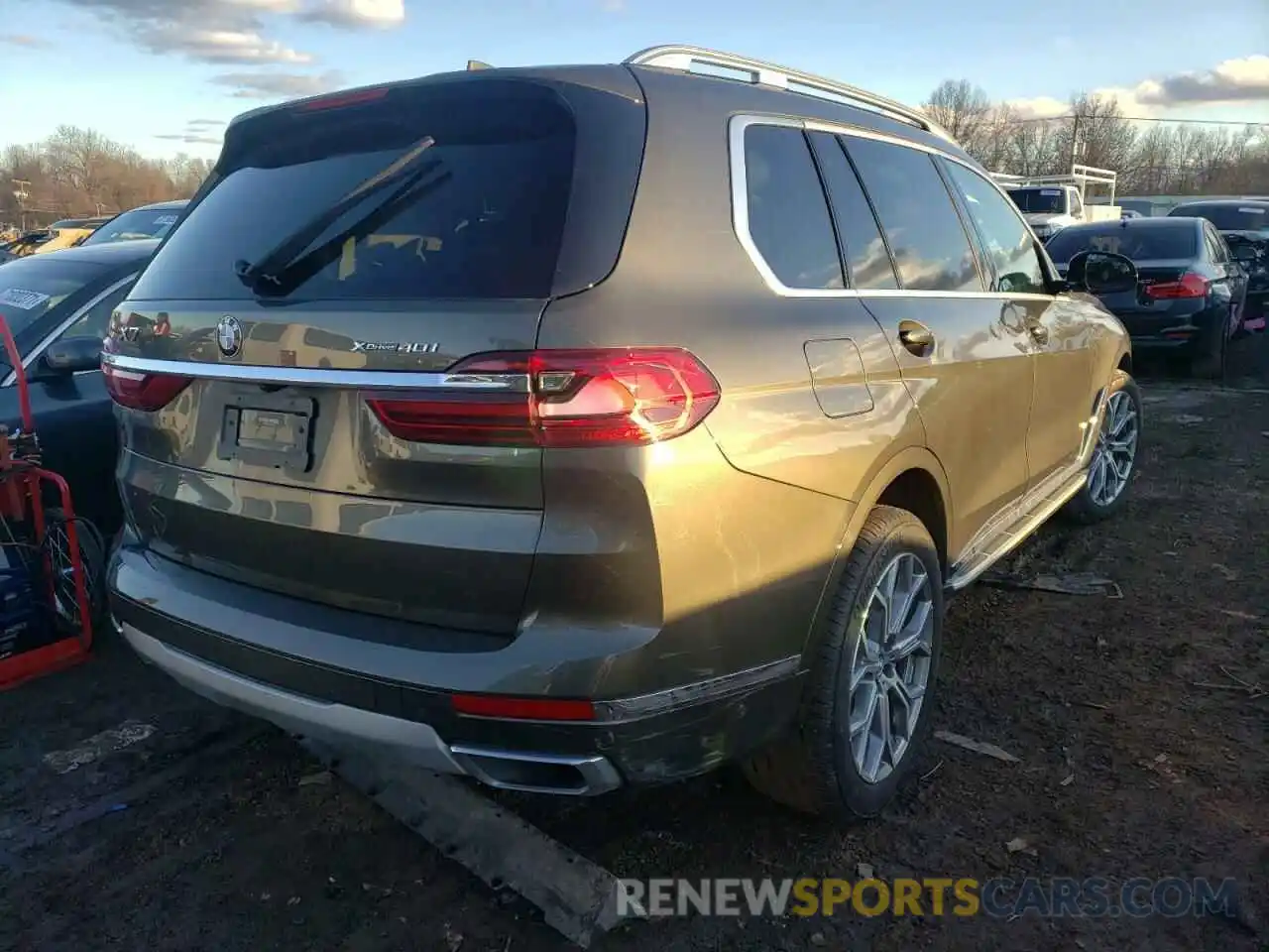 4 Photograph of a damaged car 5UXCW2C02M9F71253 BMW X7 2021