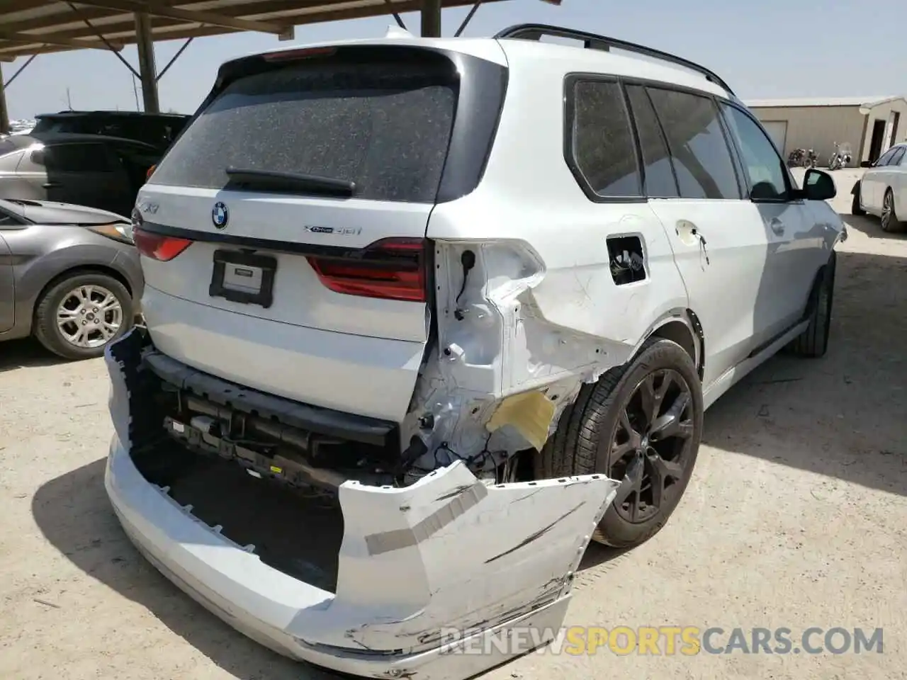 4 Photograph of a damaged car 5UXCW2C02M9G52219 BMW X7 2021