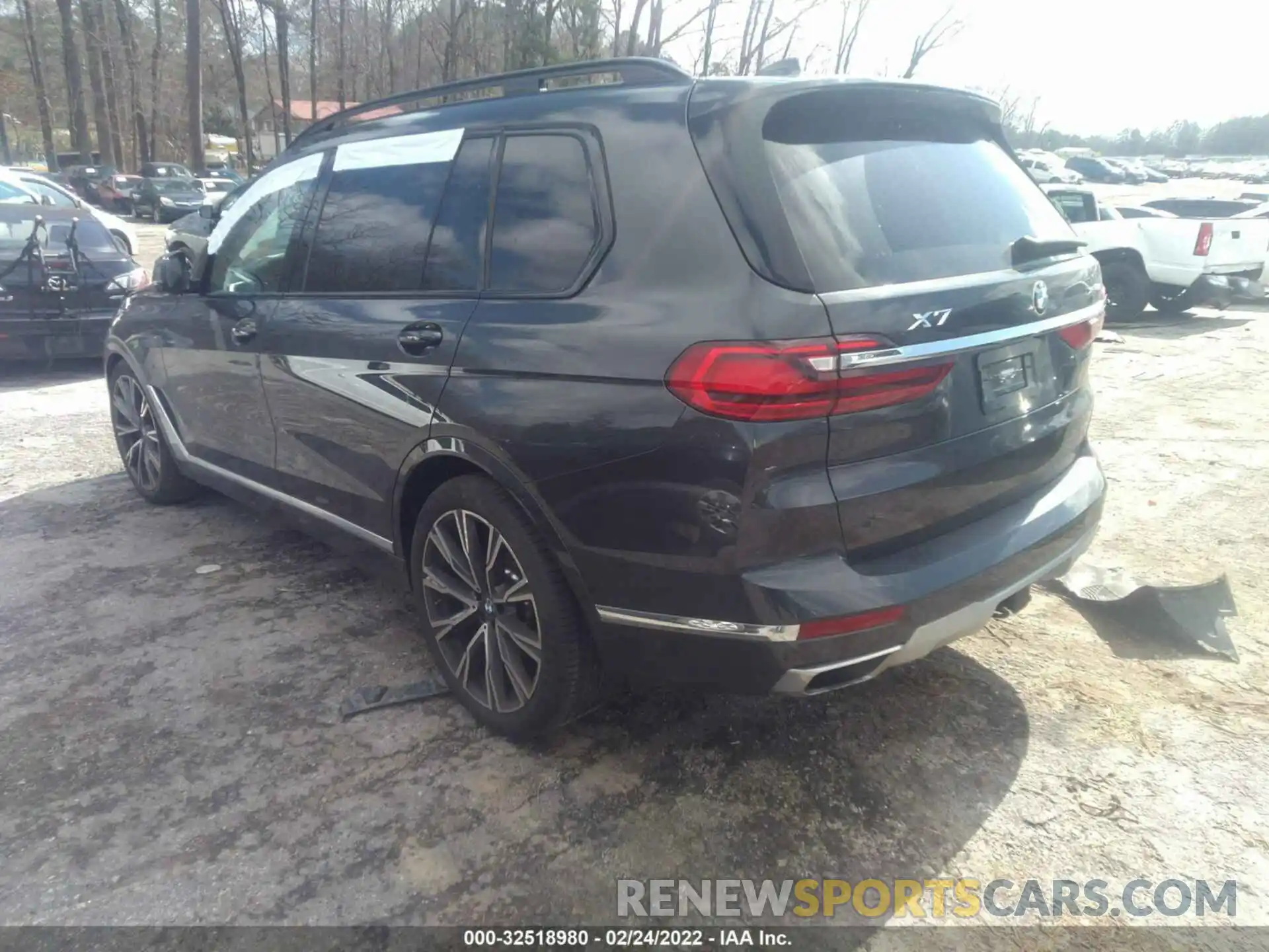 3 Photograph of a damaged car 5UXCW2C02M9G92784 BMW X7 2021