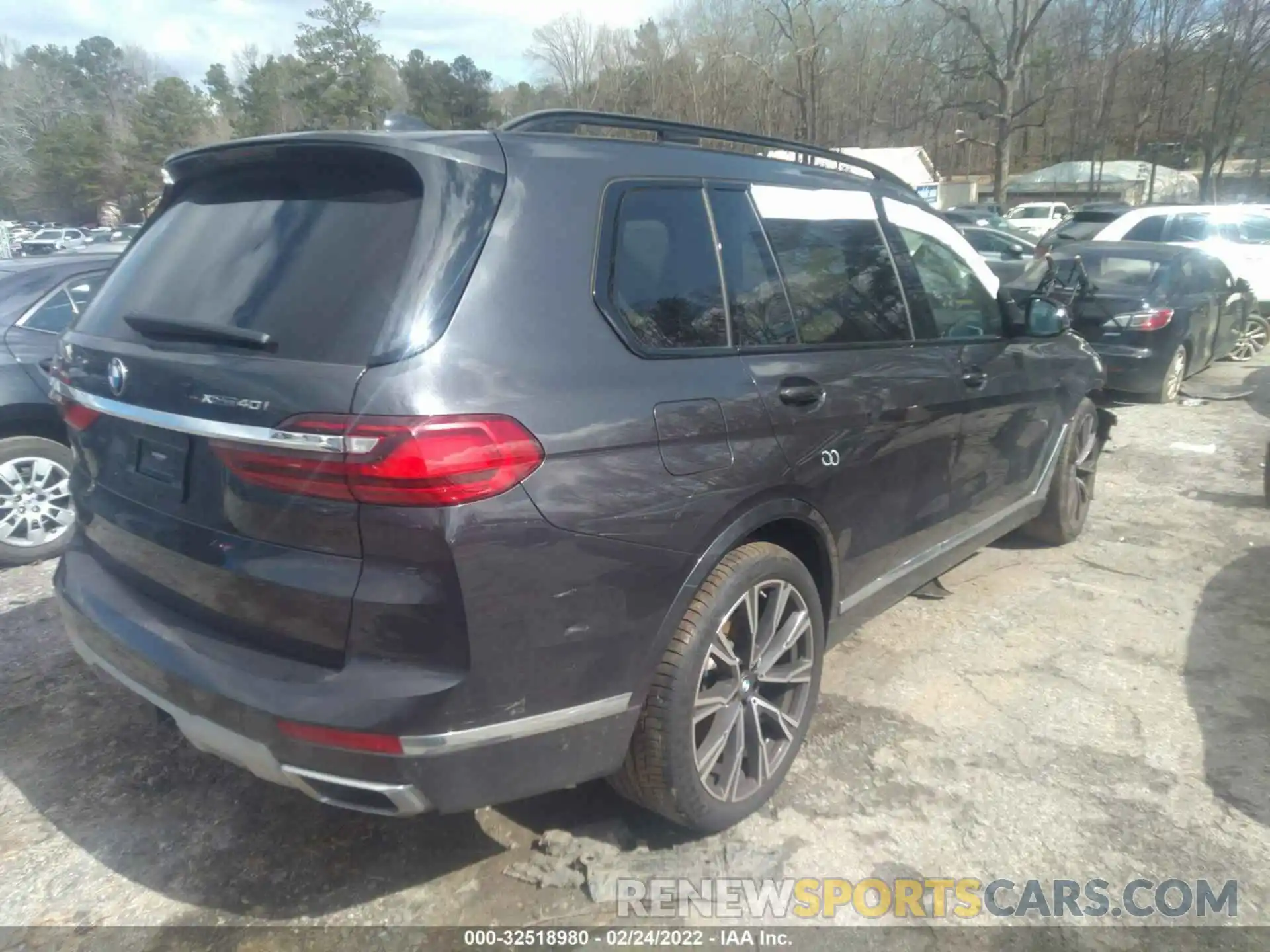 4 Photograph of a damaged car 5UXCW2C02M9G92784 BMW X7 2021