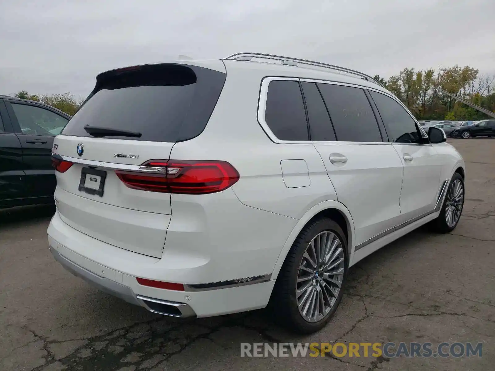 4 Photograph of a damaged car 5UXCW2C02M9H15397 BMW X7 2021