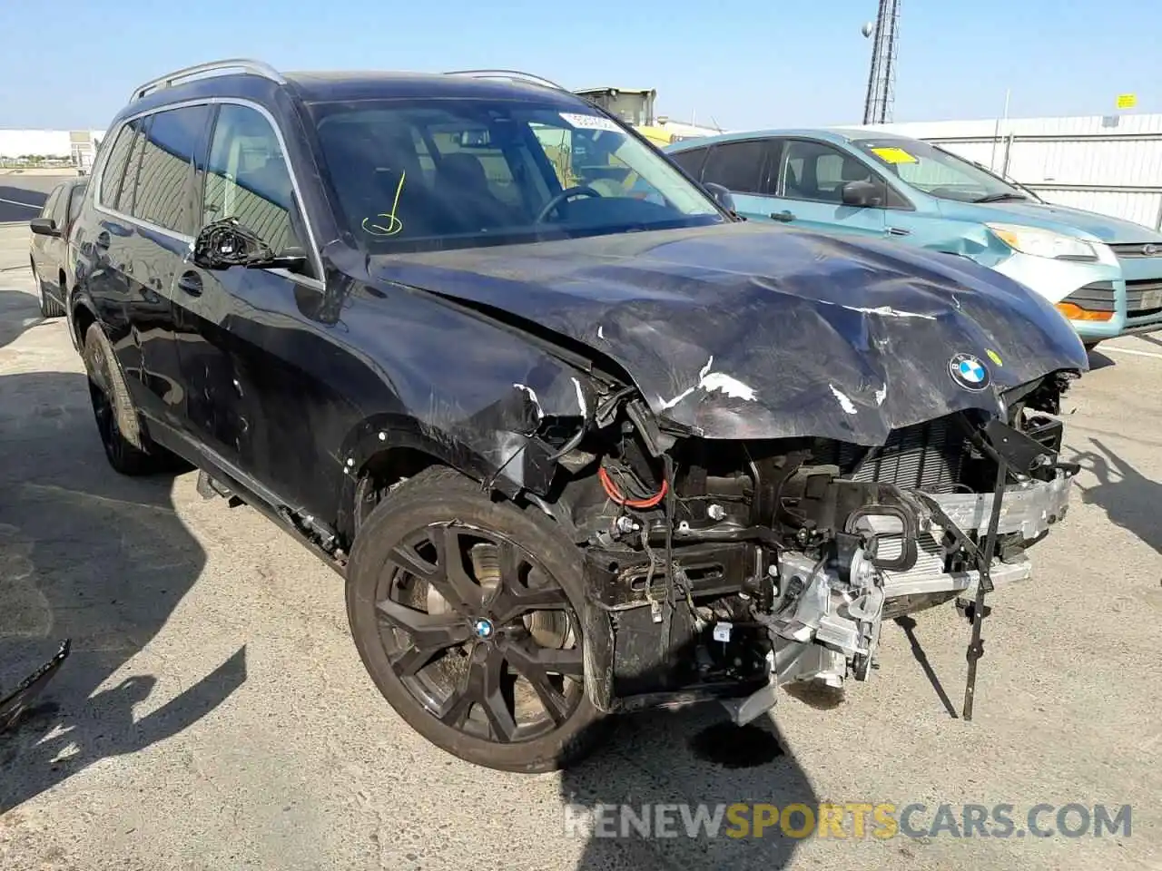 1 Photograph of a damaged car 5UXCW2C02M9H26142 BMW X7 2021