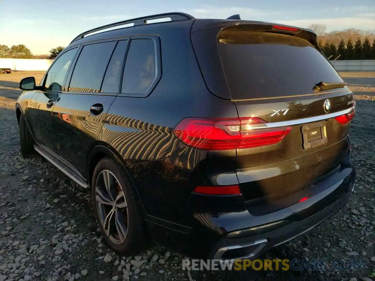 3 Photograph of a damaged car 5UXCW2C03M9F41176 BMW X7 2021