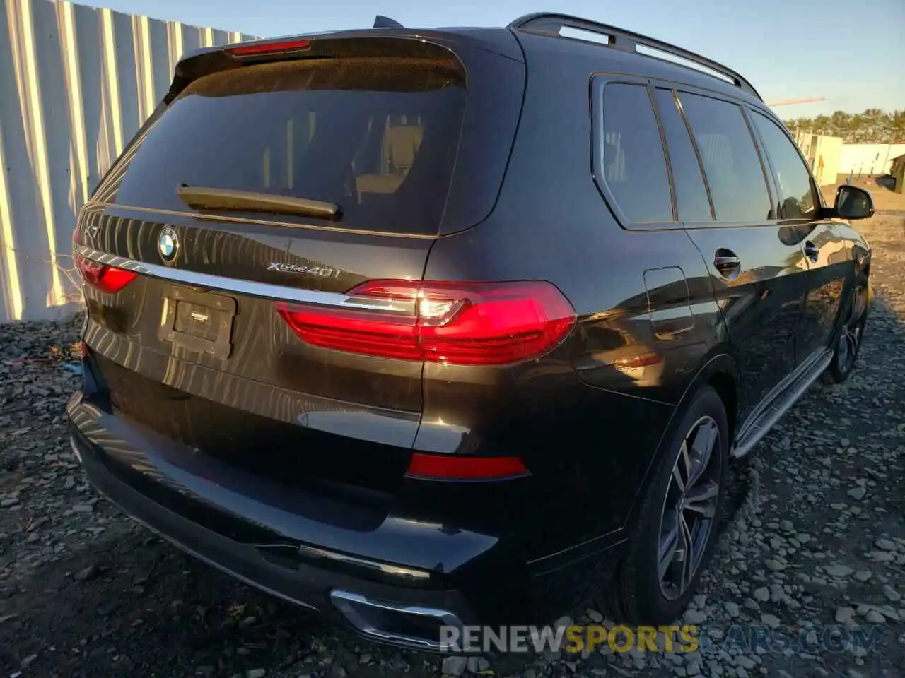 4 Photograph of a damaged car 5UXCW2C03M9F41176 BMW X7 2021