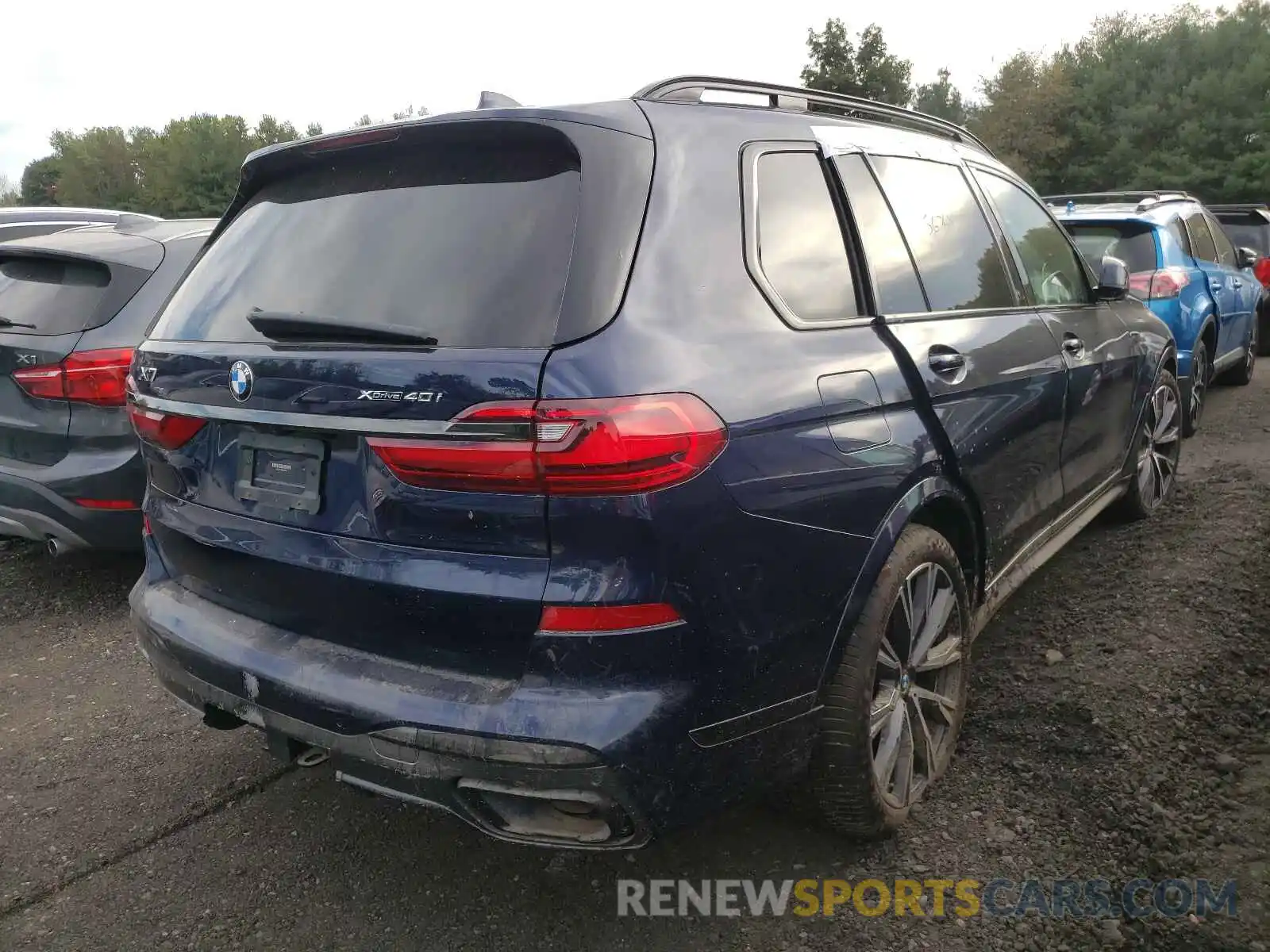 4 Photograph of a damaged car 5UXCW2C03M9F85162 BMW X7 2021