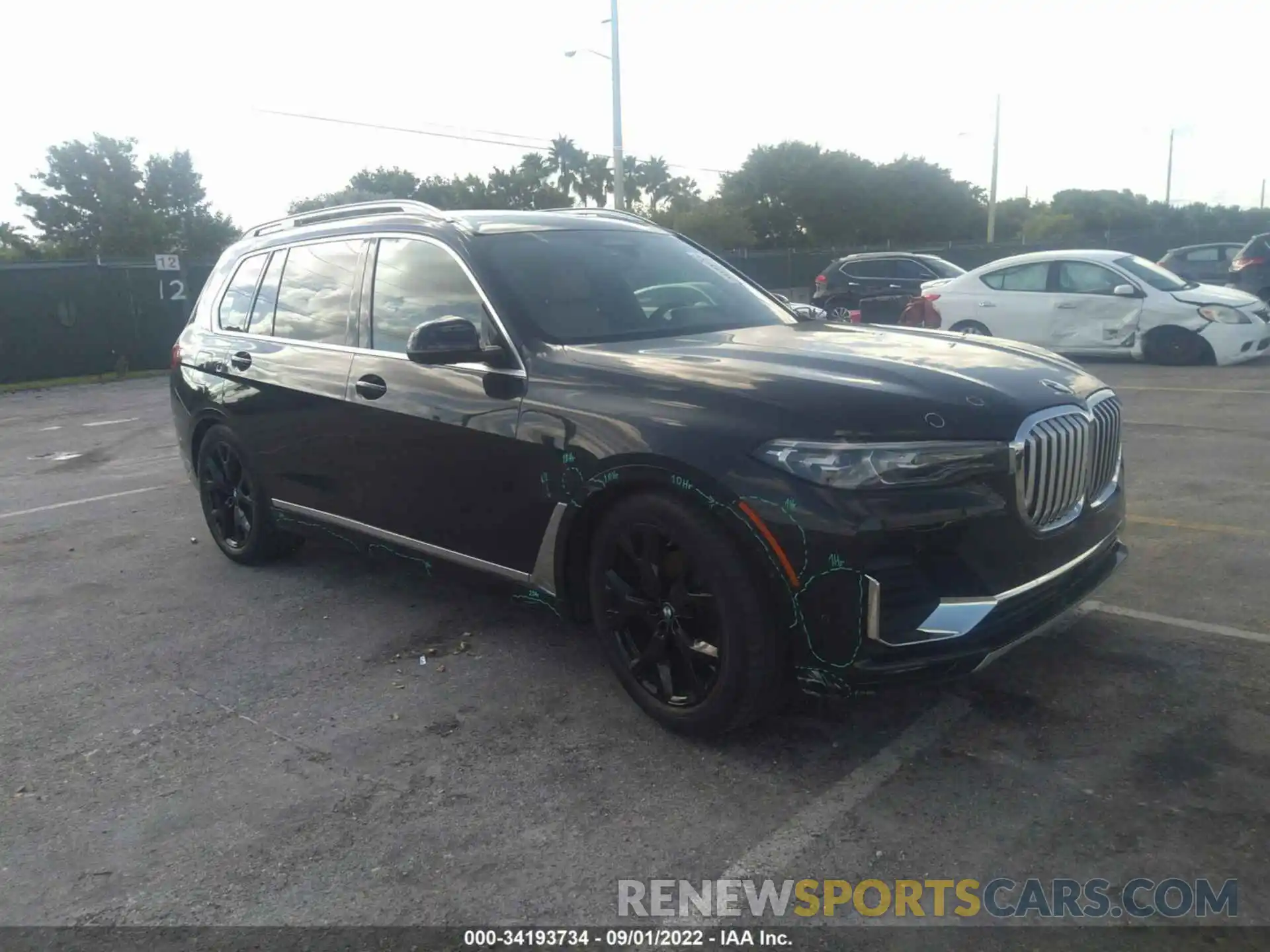 1 Photograph of a damaged car 5UXCW2C04M9E27199 BMW X7 2021