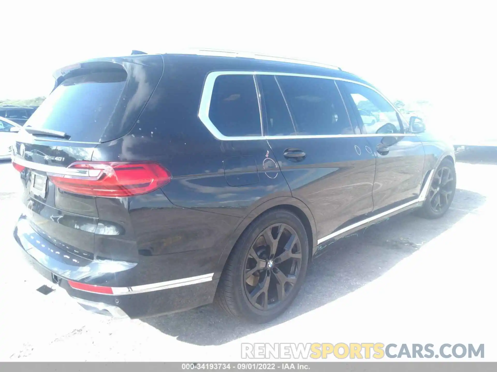 4 Photograph of a damaged car 5UXCW2C04M9E27199 BMW X7 2021