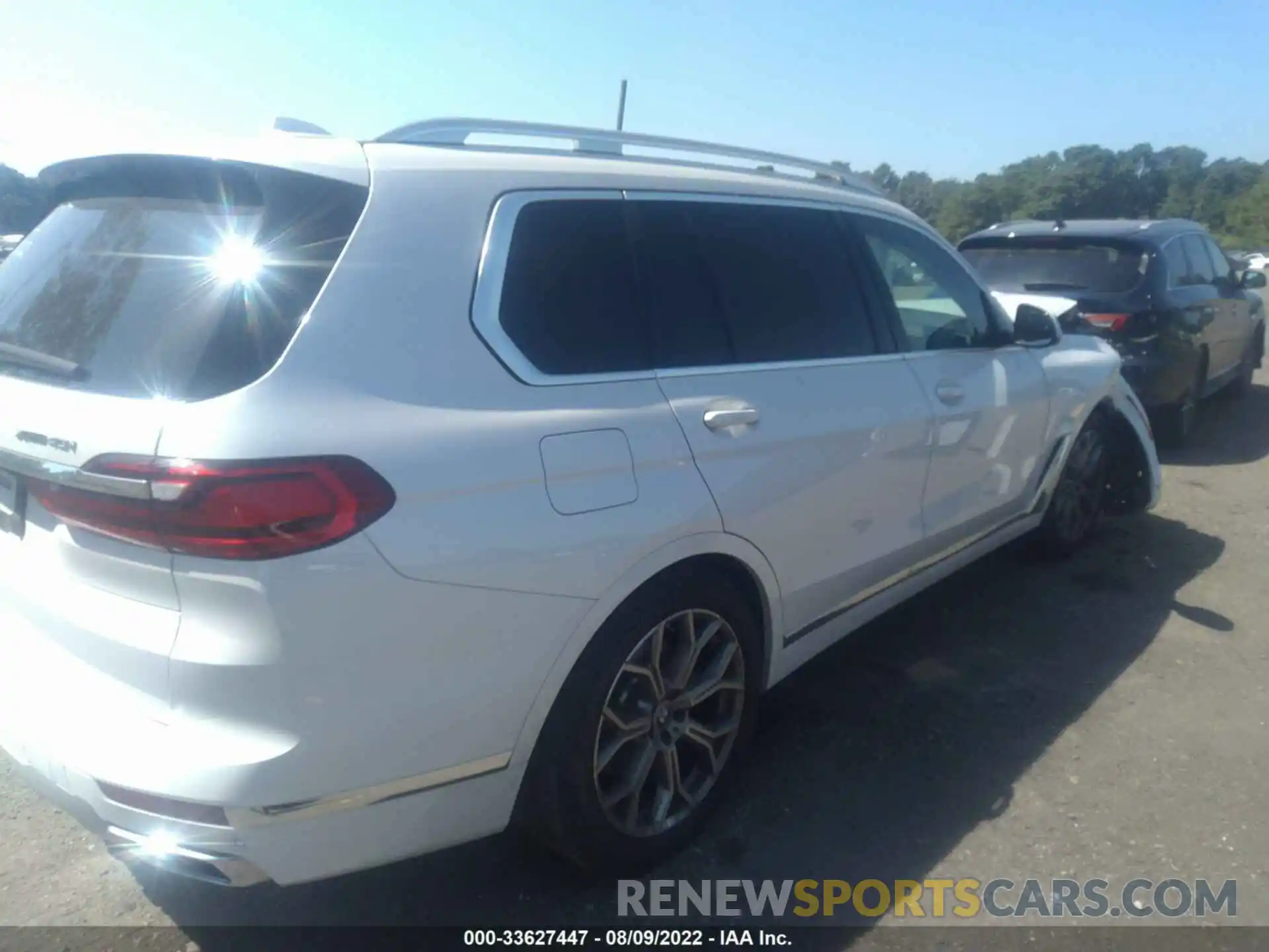 4 Photograph of a damaged car 5UXCW2C04M9G38936 BMW X7 2021